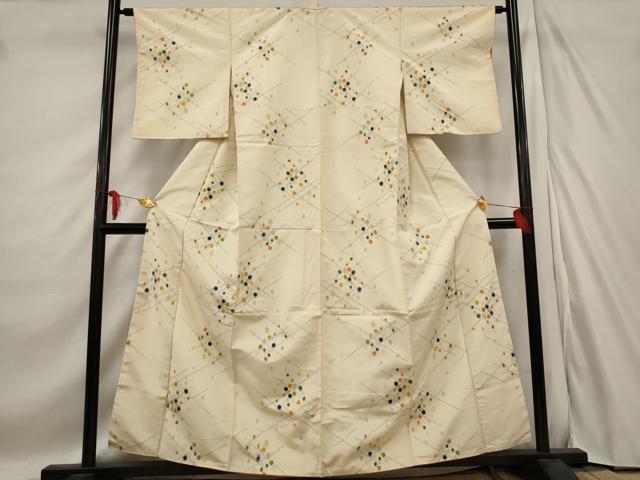 ■■■　サイズ　■■■ 身丈 157cm（肩から） 裄丈 63cm 袖丈 49cm　縫込み 5.5cm 袖幅 32cm 前幅 23.5cm 後幅 28cm 着物縫いこみ 内揚げ 0cm 裄 お袖側 約3cm　身頃側 約4cm ■■■　商品詳細　■■■ 【正絹】 状態は画像を添付しておりますので、そちらをご確認下さいますよう宜しくお願い致します。 大変上質な逸品になります。 お安く出品致しますので、是非この機会にいかがでしょうか？ ■■■　注意事項　■■■ ■モニター発色の具合により色合いが異なる場合がございます。 ■寸法は多少の誤差が生じる場合がございますのでご了承ください。 ■縫込みの長さが左右非対称の場合は短い部分を記載しております。 左右非対称であってもご返品・お値引き等の保証は出来かねますので、ご了承の上ご購入をお願い致します。 ■シミ等のチェックには注意を払っておりますが、見落としがある場合もございますし、個人の見解も様々ですので神経質な方のご購入はお控えください。 ■箪笥に入っておりました着物や帯なので畳みシワや匂いがあるものもございます。 ■お休みは基本的に土日祝となりますが、その他臨時でお休みする場合がございますのでご了承ください。 ■商品の発送は平日のみの発送となります。 ■夜間と土曜、日曜日はお問い合わせの回答が遅れる場合がございます。 ■当店では、お直し、紋入れ、お手入れ等は承っておりません。 ■生地の状態（ヤケ、経年劣化等）によってはサイズ直しが出来ない場合がございます。 その点もどうかご了承のうえ、ご購入をお願いいたします。 ■弊社で取り扱う商品は一点ものにつき、時期や在庫状況に応じて金額が変更となる場合がございます。 ■検針は行っておりません。予めご了承いただきますようお願いいたします。 ■【洗える着物】と記載のある商品におきましては、商品お届け後に洗濯を行ってしまってからのご返品にはご対応しかねます。 念の為、専門店でのお手入れをお願いいたします。 ■着物のサイズ目安は下記を参考ください↓ ＜女性着物＞　お端折り次第で＋5cm　−1cmが着用可能サイズ 　例）身丈170cmの場合、身長160cm〜175cm ＜男性着物＞　身丈＋約25cm〜27cm程が適応身長 　例）身丈155cmの場合、身長180〜182cm