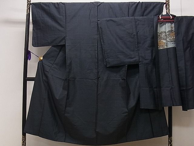 ■■■　サイズ　■■■ 【着物】 身丈 140.5cm（肩から） 裄丈 66cm 袖丈 45cm 袖幅 33cm 前幅 26cm 後幅 30cm 着物縫いこみ 内揚げ 6.5cm 裄 お袖側 約3.5cm　身頃側 約0cm 【羽織】 身丈 87.5cm（肩から） 裄丈 68cm 袖丈 46cm 袖幅 33.5cm 前幅 18.5cm 後幅 30.5cm 裄 お袖側 約3cm　身頃側 約0cm ■■■　商品詳細　■■■ 【正絹】 着物の状態は接写画像のように後身頃・上前に薄い汚れ、胴裏に糸解けがございます。 羽織の状態は接写画像のように表地所々・衿に薄い汚れがございます。 大変上質な逸品になりますので ぜひお手入れをされてお召しになられてはいかがでしょうか。 お安く出品致しますので、是非この機会にいかがでしょうか？ ■■■　注意事項　■■■ ■当店は在庫保管場所・発送場所が異なる関係上、同梱での発送ができかねます。 複数点ご購入の場合は、お手数ですが1点ずつ購入手続きをお願いいたします。 ■モニター発色の具合により色合いが異なる場合がございます。 ■寸法は多少の誤差が生じる場合がございますのでご了承ください。 ■シミ等のチェックには注意を払っておりますが、見落としがある場合もございますし、個人の見解も様々ですので神経質な方のご購入はお控えください。 ■箪笥に入っておりました着物や帯なので畳みシワや匂いがあるものもございます。 ■お休みは基本的に土日祝となりますが、その他臨時でお休みする場合がございますのでご了承ください。 ■商品の発送は平日のみの発送となります。 ■夜間と土曜、日曜日はお問い合わせの回答が遅れる場合がございます。 ■当店では、お直し、紋入れ、お手入れ等は承っておりません。 ■生地の状態（ヤケ、経年劣化等）によってはサイズ直しが出来ない場合がございます。 その点もどうかご了承のうえ、ご購入をお願いいたします。 ■着物のサイズ目安は下記を参考ください↓ ＜女性着物＞　身長-10cm+5cmが着用可能サイズ(お端折り次第) 　例）身長160cmの方→着物身丈150cm〜165cm ＜男性着物＞　身長-27cm ±5cmが着用可能サイズ 　例）身長170cmの方→着物身丈138cm〜148cm