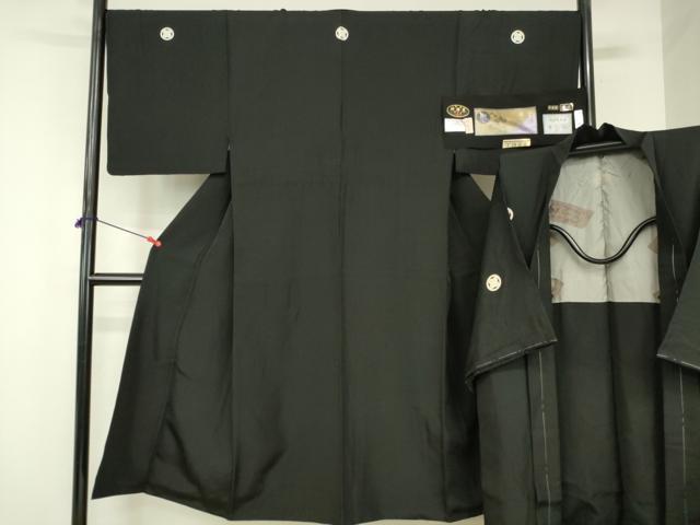 ■■■　サイズ　■■■ 【着物】 身丈 144cm（肩から） 裄丈 67cm 袖丈 50cm　縫込み 0cm 袖幅 34cm 前幅 26cm 後幅 30cm 着物縫いこみ 内揚げ 4cm 裄 お袖側 約1.5cm　身頃側 約1.5cm 【羽織】 身丈 91cm（肩から） 裄丈 69cm 袖丈 48cm　縫込み 0cm 袖幅 35cm 前幅 18.5cm 後幅 30cm 裄 お袖側 約2cm　身頃側 約1.5cm ■■■　商品詳細　■■■ 【正絹・五つ紋】 状態は特に目立ったシミ汚れなどもなく大変良い状態です。 大変上質な逸品になります。 お安く出品致しますので、是非この機会にいかがでしょうか？ ■■■　注意事項　■■■ ■モニター発色の具合により色合いが異なる場合がございます。 ■寸法は多少の誤差が生じる場合がございますのでご了承ください。 ■縫込みの長さが左右非対称の場合は短い部分を記載しております。 左右非対称であってもご返品・お値引き等の保証は出来かねますので、ご了承の上ご購入をお願い致します。 ■シミ等のチェックには注意を払っておりますが、見落としがある場合もございますし、個人の見解も様々ですので神経質な方のご購入はお控えください。 ■箪笥に入っておりました着物や帯なので畳みシワや匂いがあるものもございます。 ■お休みは基本的に土日祝となりますが、その他臨時でお休みする場合がございますのでご了承ください。 ■商品の発送は平日のみの発送となります。 ■夜間と土曜、日曜日はお問い合わせの回答が遅れる場合がございます。 ■当店では、お直し、紋入れ、お手入れ等は承っておりません。 ■生地の状態（ヤケ、経年劣化等）によってはサイズ直しが出来ない場合がございます。 その点もどうかご了承のうえ、ご購入をお願いいたします。 ■弊社で取り扱う商品は一点ものにつき、時期や在庫状況に応じて金額が変更となる場合がございます。 ■検針は行っておりません。予めご了承いただきますようお願いいたします。 ■【洗える着物】と記載のある商品におきましては、商品お届け後に洗濯を行ってしまってからのご返品にはご対応しかねます。 念の為、専門店でのお手入れをお願いいたします。 ■写真に写っている物が全てになります。それ以外の付属品はございませんのでご了承ください。 ■状態に関する写真につきましては、掲載可能な写真枚数に限りがあるため、各箇所につき1枚参考画像を掲載しております。 ■着物のサイズ目安は下記を参考ください↓ ＜女性着物＞　お端折り次第で＋5cm　−1cmが着用可能サイズ 　例）身丈170cmの場合、身長160cm〜175cm ＜男性着物＞　身丈＋約25cm〜27cm程が適応身長 　例）身丈155cmの場合、身長180〜182cm