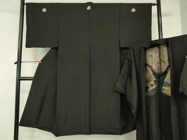 ■■■　サイズ　■■■ 【着物】 身丈 130cm（肩から） 裄丈 64cm 袖丈 48cm　縫込み 2cm 袖幅 32cm 前幅 26cm 後幅 30cm 着物縫いこみ 内揚げ 4cm 裄 お袖側 約2cm　身頃側 約2cm 【羽織】 身丈 86cm（肩から） 裄丈 64cm 袖丈 48cm　縫込み 0cm 袖幅 32.5cm 前幅 20cm 後幅 30cm 裄 お袖側 約2cm　身頃側 約2cm ■■■　商品詳細　■■■ 【正絹・五つ紋】 着物の状態は接写画像のように上前おくみに薄い汚れがございますが その他特に目立ったシミ汚れなどもなく大変良い状態です。 羽織の状態は接写画像のように前身頃付近に薄い汚れがございますが その他特に目立ったシミ汚れなどもなく大変良い状態です。 大変上質な逸品になります。 お安く出品致しますので、是非この機会にいかがでしょうか？ ■■■　注意事項　■■■ ■モニター発色の具合により色合いが異なる場合がございます。 ■寸法は多少の誤差が生じる場合がございますのでご了承ください。 ■縫込みの長さが左右非対称の場合は短い部分を記載しております。 左右非対称であってもご返品・お値引き等の保証は出来かねますので、ご了承の上ご購入をお願い致します。 ■シミ等のチェックには注意を払っておりますが、見落としがある場合もございますし、個人の見解も様々ですので神経質な方のご購入はお控えください。 ■箪笥に入っておりました着物や帯なので畳みシワや匂いがあるものもございます。 ■お休みは基本的に土日祝となりますが、その他臨時でお休みする場合がございますのでご了承ください。 ■商品の発送は平日のみの発送となります。 ■夜間と土曜、日曜日はお問い合わせの回答が遅れる場合がございます。 ■当店では、お直し、紋入れ、お手入れ等は承っておりません。 ■生地の状態（ヤケ、経年劣化等）によってはサイズ直しが出来ない場合がございます。 その点もどうかご了承のうえ、ご購入をお願いいたします。 ■弊社で取り扱う商品は一点ものにつき、時期や在庫状況に応じて金額が変更となる場合がございます。 ■検針は行っておりません。予めご了承いただきますようお願いいたします。 ■【洗える着物】と記載のある商品におきましては、商品お届け後に洗濯を行ってしまってからのご返品にはご対応しかねます。 念の為、専門店でのお手入れをお願いいたします。 ■写真に写っている物が全てになります。それ以外の付属品はございませんのでご了承ください。 ■状態に関する写真につきましては、掲載可能な写真枚数に限りがあるため、各箇所につき1枚参考画像を掲載しております。 ■着物のサイズ目安は下記を参考ください↓ ＜女性着物＞　お端折り次第で＋5cm　−1cmが着用可能サイズ 　例）身丈170cmの場合、身長160cm〜175cm ＜男性着物＞　身丈＋約25cm〜27cm程が適応身長 　例）身丈155cmの場合、身長180〜182cm