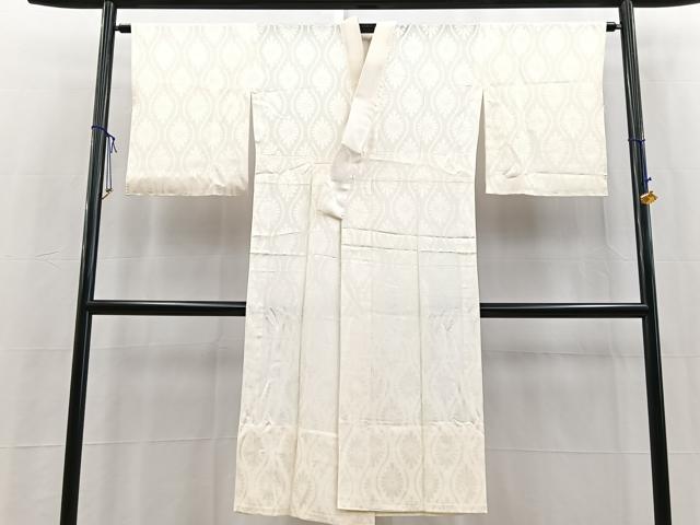 ■■■　サイズ　■■■ 身丈 125cm（肩から） 裄丈 64.5cm 袖丈 49.5cm　縫込み 6cm 袖幅 32.5cm 前幅 28cm 後幅 31cm 着物縫いこみ 内揚げ 5cm 裄 お袖側 約4cm　身頃側 約2cm ■■■　商品詳細　■■■ 【正絹】 状態は画像を添付しておりますので、そちらをご確認下さいますよう宜しくお願い致します。 大変上質な逸品になります。 お安く出品致しますので、是非この機会にいかがでしょうか？ ■■■　注意事項　■■■ ■モニター発色の具合により色合いが異なる場合がございます。 ■寸法は多少の誤差が生じる場合がございますのでご了承ください。 ■縫込みの長さが左右非対称の場合は短い部分を記載しております。 左右非対称であってもご返品・お値引き等の保証は出来かねますので、ご了承の上ご購入をお願い致します。 ■シミ等のチェックには注意を払っておりますが、見落としがある場合もございますし、個人の見解も様々ですので神経質な方のご購入はお控えください。 ■箪笥に入っておりました着物や帯なので畳みシワや匂いがあるものもございます。 ■お休みは基本的に土日祝となりますが、その他臨時でお休みする場合がございますのでご了承ください。 ■商品の発送は平日のみの発送となります。 ■夜間と土曜、日曜日はお問い合わせの回答が遅れる場合がございます。 ■当店では、お直し、紋入れ、お手入れ等は承っておりません。 ■生地の状態（ヤケ、経年劣化等）によってはサイズ直しが出来ない場合がございます。 その点もどうかご了承のうえ、ご購入をお願いいたします。 ■弊社で取り扱う商品は一点ものにつき、時期や在庫状況に応じて金額が変更となる場合がございます。 ■検針は行っておりません。予めご了承いただきますようお願いいたします。 ■【洗える着物】と記載のある商品におきましては、商品お届け後に洗濯を行ってしまってからのご返品にはご対応しかねます。 念の為、専門店でのお手入れをお願いいたします。 ■写真に写っている物が全てになります。それ以外の付属品はございませんのでご了承ください。 ■状態に関する写真につきましては、掲載可能な写真枚数に限りがあるため、各箇所につき1枚参考画像を掲載しております。 ■着物のサイズ目安は下記を参考ください↓ ＜女性着物＞　お端折り次第で＋5cm　−1cmが着用可能サイズ 　例）身丈170cmの場合、身長160cm〜175cm ＜男性着物＞　身丈＋約25cm〜27cm程が適応身長 　例）身丈155cmの場合、身長180〜182cm
