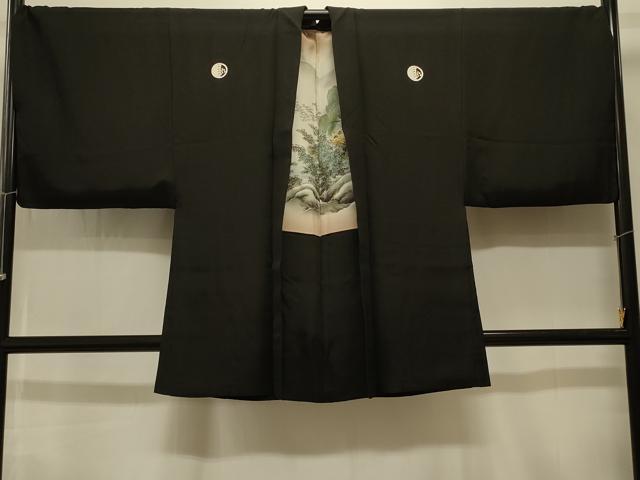 ■■■　サイズ　■■■ 身丈 88cm（肩から） 裄丈 72cm 袖丈 47cm　縫込み 4cm 袖幅 36cm 前幅 23.5cm 後幅 33.5cm 裄 お袖側 約4cm　身頃側 約4.5cm ■■■　商品詳細　■■■ 【正絹・五つ紋】 状態は接写画像のように後身頃に薄い汚れ、前身頃・衿に糸解けがございますが その他特に目立ったシミ汚れなどもなく大変良い状態です。 大変上質な逸品になります。 お安く出品致しますので、是非この機会にいかがでしょうか？ ■■■　注意事項　■■■ ■モニター発色の具合により色合いが異なる場合がございます。 ■寸法は多少の誤差が生じる場合がございますのでご了承ください。 ■縫込みの長さが左右非対称の場合は短い部分を記載しております。 左右非対称であってもご返品・お値引き等の保証は出来かねますので、ご了承の上ご購入をお願い致します。 ■シミ等のチェックには注意を払っておりますが、見落としがある場合もございますし、個人の見解も様々ですので神経質な方のご購入はお控えください。 ■箪笥に入っておりました着物や帯なので畳みシワや匂いがあるものもございます。 ■お休みは基本的に土日祝となりますが、その他臨時でお休みする場合がございますのでご了承ください。 ■商品の発送は平日のみの発送となります。 ■夜間と土曜、日曜日はお問い合わせの回答が遅れる場合がございます。 ■当店では、お直し、紋入れ、お手入れ等は承っておりません。 ■生地の状態（ヤケ、経年劣化等）によってはサイズ直しが出来ない場合がございます。 その点もどうかご了承のうえ、ご購入をお願いいたします。 ■弊社で取り扱う商品は一点ものにつき、時期や在庫状況に応じて金額が変更となる場合がございます。 ■検針は行っておりません。予めご了承いただきますようお願いいたします。 ■【洗える着物】と記載のある商品におきましては、商品お届け後に洗濯を行ってしまってからのご返品にはご対応しかねます。 念の為、専門店でのお手入れをお願いいたします。 ■写真に写っている物が全てになります。それ以外の付属品はございませんのでご了承ください。 ■状態に関する写真につきましては、掲載可能な写真枚数に限りがあるため、各箇所につき1枚参考画像を掲載しております。 ■着物のサイズ目安は下記を参考ください↓ ＜女性着物＞　お端折り次第で＋5cm　−1cmが着用可能サイズ 　例）身丈170cmの場合、身長160cm〜175cm ＜男性着物＞　身丈＋約25cm〜27cm程が適応身長 　例）身丈155cmの場合、身長180〜182cm