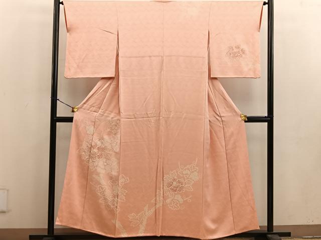 ■■■　サイズ　■■■ 身丈 153cm（肩から） 裄丈 64cm 袖丈 51cm　縫込み 8.5cm 袖幅 33cm 前幅 22.5cm 後幅 28.5cm 着物縫いこみ 内揚げ 8.5cm 裄 お袖側 約2.5cm　身頃側 約3.5cm ■■■　商品詳細　■■■ 【正絹】 状態は画像を添付しておりますので、そちらをご確認下さいますよう宜しくお願い致します。 大変上質な逸品になります。 お安く出品致しますので、是非この機会にいかがでしょうか？ ■■■　注意事項　■■■ ■モニター発色の具合により色合いが異なる場合がございます。 ■寸法は多少の誤差が生じる場合がございますのでご了承ください。 ■縫込みの長さが左右非対称の場合は短い部分を記載しております。 左右非対称であってもご返品・お値引き等の保証は出来かねますので、ご了承の上ご購入をお願い致します。 ■シミ等のチェックには注意を払っておりますが、見落としがある場合もございますし、個人の見解も様々ですので神経質な方のご購入はお控えください。 ■箪笥に入っておりました着物や帯なので畳みシワや匂いがあるものもございます。 ■お休みは基本的に土日祝となりますが、その他臨時でお休みする場合がございますのでご了承ください。 ■商品の発送は平日のみの発送となります。 ■夜間と土曜、日曜日はお問い合わせの回答が遅れる場合がございます。 ■当店では、お直し、紋入れ、お手入れ等は承っておりません。 ■生地の状態（ヤケ、経年劣化等）によってはサイズ直しが出来ない場合がございます。 その点もどうかご了承のうえ、ご購入をお願いいたします。 ■弊社で取り扱う商品は一点ものにつき、時期や在庫状況に応じて金額が変更となる場合がございます。 ■検針は行っておりません。予めご了承いただきますようお願いいたします。 ■【洗える着物】と記載のある商品におきましては、商品お届け後に洗濯を行ってしまってからのご返品にはご対応しかねます。 念の為、専門店でのお手入れをお願いいたします。 ■着物のサイズ目安は下記を参考ください↓ ＜女性着物＞　お端折り次第で＋5cm　−1cmが着用可能サイズ 　例）身丈170cmの場合、身長160cm〜175cm ＜男性着物＞　身丈＋約25cm〜27cm程が適応身長 　例）身丈155cmの場合、身長180〜182cm