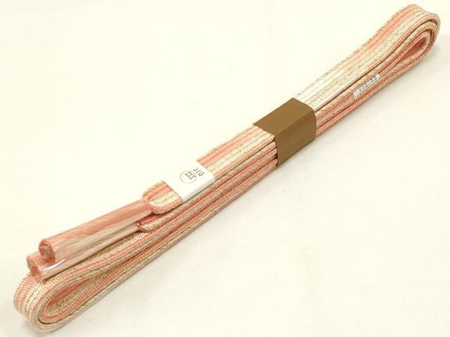 ■■■　商品詳細　■■■ 【正絹・未使用】 状態は特に目立ったシミ汚れなどもなく大変良い状態です。 大変上質な逸品になります。 お安く出品致しますので、是非この機会にいかがでしょうか？ ■■■　注意事項　■■■ ■モニター発色の具合により色合いが異なる場合がございます。 ■寸法は多少の誤差が生じる場合がございますのでご了承ください。 ■縫込みの長さが左右非対称の場合は短い部分を記載しております。 左右非対称であってもご返品・お値引き等の保証は出来かねますので、ご了承の上ご購入をお願い致します。 ■シミ等のチェックには注意を払っておりますが、見落としがある場合もございますし、個人の見解も様々ですので神経質な方のご購入はお控えください。 ■箪笥に入っておりました着物や帯なので畳みシワや匂いがあるものもございます。 ■お休みは基本的に土日祝となりますが、その他臨時でお休みする場合がございますのでご了承ください。 ■商品の発送は平日のみの発送となります。 ■夜間と土曜、日曜日はお問い合わせの回答が遅れる場合がございます。 ■当店では、お直し、紋入れ、お手入れ等は承っておりません。 ■生地の状態（ヤケ、経年劣化等）によってはサイズ直しが出来ない場合がございます。 その点もどうかご了承のうえ、ご購入をお願いいたします。 ■弊社で取り扱う商品は一点ものにつき、時期や在庫状況に応じて金額が変更となる場合がございます。 ■検針は行っておりません。予めご了承いただきますようお願いいたします。 ■【洗える着物】と記載のある商品におきましては、商品お届け後に洗濯を行ってしまってからのご返品にはご対応しかねます。 念の為、専門店でのお手入れをお願いいたします。 ■着物のサイズ目安は下記を参考ください↓ ＜女性着物＞　お端折り次第で＋5?　−10?が着用可能サイズ 　例）身丈170?の場合、身長160?〜175? ＜男性着物＞　身丈＋約25?〜27?程が適応身長 　例）身丈155?の場合、身長180〜182?