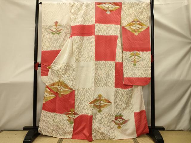 ■■■　サイズ　■■■ 身丈 164cm（肩から） 裄丈 66cm 袖丈 100cm　縫込み 8cm 袖幅 33.5cm 前幅 25cm 後幅 28.5cm 着物縫いこみ 内揚げ 8.5cm 裄 お袖側 約1.5cm　身頃側 約2cm ■■■　商品詳細　■■■ 【正絹】 状態は画像を添付しておりますので、そちらをご確認下さいますよう宜しくお願い致します。 大変上質な逸品になります。 お安く出品致しますので、是非この機会にいかがでしょうか？ ■■■　注意事項　■■■ ■モニター発色の具合により色合いが異なる場合がございます。 ■寸法は多少の誤差が生じる場合がございますのでご了承ください。 ■縫込みの長さが左右非対称の場合は短い部分を記載しております。 左右非対称であってもご返品・お値引き等の保証は出来かねますので、ご了承の上ご購入をお願い致します。 ■シミ等のチェックには注意を払っておりますが、見落としがある場合もございますし、個人の見解も様々ですので神経質な方のご購入はお控えください。 ■箪笥に入っておりました着物や帯なので畳みシワや匂いがあるものもございます。 ■お休みは基本的に土日祝となりますが、その他臨時でお休みする場合がございますのでご了承ください。 ■商品の発送は平日のみの発送となります。 ■夜間と土曜、日曜日はお問い合わせの回答が遅れる場合がございます。 ■当店では、お直し、紋入れ、お手入れ等は承っておりません。 ■生地の状態（ヤケ、経年劣化等）によってはサイズ直しが出来ない場合がございます。 その点もどうかご了承のうえ、ご購入をお願いいたします。 ■弊社で取り扱う商品は一点ものにつき、時期や在庫状況に応じて金額が変更となる場合がございます。 ■検針は行っておりません。予めご了承いただきますようお願いいたします。 ■【洗える着物】と記載のある商品におきましては、商品お届け後に洗濯を行ってしまってからのご返品にはご対応しかねます。 念の為、専門店でのお手入れをお願いいたします。 ■着物のサイズ目安は下記を参考ください↓ ＜女性着物＞　お端折り次第で＋5cm　−1cmが着用可能サイズ 　例）身丈170cmの場合、身長160cm〜175cm ＜男性着物＞　身丈＋約25cm〜27cm程が適応身長 　例）身丈155cmの場合、身長180〜182cm