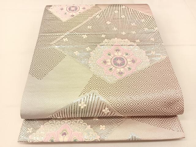 ■■■　サイズ　■■■ 長さ 428cm 幅 30.5cm程 ■■■　商品詳細　■■■ 【正絹】 詳細に関しましては、画像をご確認ください。 大変上質な逸品になります。 お安く出品致しますので、是非この機会にいかがでしょうか？ ※若干たたみシワがございます。 ■■■　注意事項　■■■ ■モニター発色の具合により色合いが異なる場合がございます。 ■寸法は多少の誤差が生じる場合がございますのでご了承ください。 ■縫込みの長さが左右非対称の場合は短い部分を記載しております。 左右非対称であってもご返品・お値引き等の保証は出来かねますので、ご了承の上ご購入をお願い致します。 ■シミ等のチェックには注意を払っておりますが、見落としがある場合もございますし、個人の見解も様々ですので神経質な方のご購入はお控えください。 ■箪笥に入っておりました着物や帯なので畳みシワや匂いがあるものもございます。 ■お休みは基本的に土日祝となりますが、その他臨時でお休みする場合がございますのでご了承ください。 ■商品の発送は平日のみの発送となります。 ■夜間と土曜、日曜日はお問い合わせの回答が遅れる場合がございます。 ■当店では、お直し、紋入れ、お手入れ等は承っておりません。 ■生地の状態（ヤケ、経年劣化等）によってはサイズ直しが出来ない場合がございます。 その点もどうかご了承のうえ、ご購入をお願いいたします。 ■弊社で取り扱う商品は一点ものにつき、時期や在庫状況に応じて金額が変更となる場合がございます。 ■検針は行っておりません。予めご了承いただきますようお願いいたします。 ■【洗える着物】と記載のある商品におきましては、商品お届け後に洗濯を行ってしまってからのご返品にはご対応しかねます。 念の為、専門店でのお手入れをお願いいたします。 ■着物のサイズ目安は下記を参考ください↓ ＜女性着物＞　お端折り次第で＋5cm　−1cmが着用可能サイズ 　例）身丈170cmの場合、身長160cm〜175cm ＜男性着物＞　身丈＋約25cm〜27cm程が適応身長 　例）身丈155cmの場合、身長180〜182cm