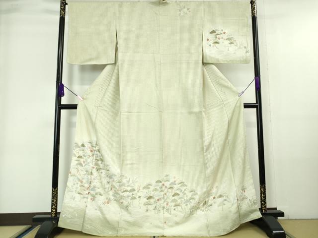 ■■■　サイズ　■■■ 身丈 166cm（肩から） 裄丈 67cm 袖丈 48cm　 縫込み 7cm 袖幅 34cm 前幅 23.5cm 後幅 29.5cm 着物縫いこみ 内揚げ 5cm 裄 お袖側 約 4.5cm　身頃側 約 3.5cm ■■■　商品詳細　■■■ 【正絹・通し裏：白緑色】 状態は接写画像のように 衿に若干の汚れがございますが その他特に目立ったシミ汚れなどもなく大変良い状態です。 大変上質な極上の逸品になります。 お安く出品致しますので、是非この機会にいかがでしょうか？ ■■■　注意事項　■■■ ■モニター発色の具合により色合いが異なる場合がございます。 ■寸法は多少の誤差が生じる場合がございますのでご了承ください。 ■縫込みの長さが左右非対称の場合は短い部分を記載しております。 左右非対称であってもご返品・お値引き等の保証は出来かねますので、ご了承の上ご購入をお願い致します。 ■シミ等のチェックには注意を払っておりますが、見落としがある場合もございますし、個人の見解も様々ですので神経質な方のご購入はお控えください。 ■箪笥に入っておりました着物や帯なので畳みシワや匂いがあるものもございます。 ■お休みは基本的に土日祝となりますが、その他臨時でお休みする場合がございますのでご了承ください。 ■商品の発送は平日のみの発送となります。 ■夜間と土曜、日曜日はお問い合わせの回答が遅れる場合がございます。 ■当店では、お直し、紋入れ、お手入れ等は承っておりません。 ■生地の状態（ヤケ、経年劣化等）によってはサイズ直しが出来ない場合がございます。 その点もどうかご了承のうえ、ご購入をお願いいたします。 ■弊社で取り扱う商品は一点ものにつき、時期や在庫状況に応じて金額が変更となる場合がございます。 ■検針は行っておりません。予めご了承いただきますようお願いいたします。 ■【洗える着物】と記載のある商品におきましては、商品お届け後に洗濯を行ってしまってからのご返品にはご対応しかねます。 念の為、専門店でのお手入れをお願いいたします。 ■着物のサイズ目安は下記を参考ください↓ ＜女性着物＞　お端折り次第で＋5?　−10?が着用可能サイズ 　例）身丈170?の場合、身長160?〜175? ＜男性着物＞　身丈＋約25?〜27?程が適応身長 　例）身丈155?の場合、身長180〜182?