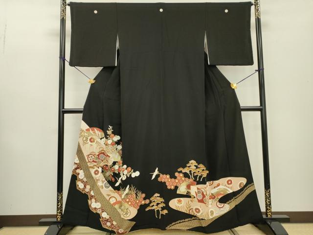 ■■■　サイズ　■■■ 身丈 160cm（肩から） 裄丈 64cm 袖丈 47cm　縫込み 5cm 袖幅 32.5cm 前幅 25cm 後幅 30.5cm 着物縫いこみ 内揚げ 2cm 裄 お袖側 約3cm　身頃側 約1cm ■■■　商品詳細　■■■ 【正絹・五つ紋・比翼仕立て】 状態は接写画像のように袖口・比翼衿・衿山に薄い汚れがございますが その他特に目立ったシミ汚れなどもなく大変良い状態です。 「螺鈿(らでん)」は、 貝殻の内側の真珠層を薄く切り出して、はめ込む手法です。 奈良時代に唐から螺鈿の技術が輸入されて以来、 真珠層が光線によって、青色やピンク色などの優しい光を放ち、 自然な非規則性が神秘的で日本人の心を惹きつけてきました。 丁寧に、精密に織り出された源氏物語・・・ 実に多彩な彩りは、螺鈿のみ表現できる美しさ 織り螺鈿金細工の染などでは表現できない、 貝殻の持つ自然な光沢がとても美しく、優雅さと華やかさを添えます。 大変上質な逸品になります。 お安く出品致しますので、是非この機会にいかがでしょうか？ ■■■　注意事項　■■■ ■モニター発色の具合により色合いが異なる場合がございます。 ■寸法は多少の誤差が生じる場合がございますのでご了承ください。 ■縫込みの長さが左右非対称の場合は短い部分を記載しております。 左右非対称であってもご返品・お値引き等の保証は出来かねますので、ご了承の上ご購入をお願い致します。 ■シミ等のチェックには注意を払っておりますが、見落としがある場合もございますし、個人の見解も様々ですので神経質な方のご購入はお控えください。 ■箪笥に入っておりました着物や帯なので畳みシワや匂いがあるものもございます。 ■お休みは基本的に土日祝となりますが、その他臨時でお休みする場合がございますのでご了承ください。 ■商品の発送は平日のみの発送となります。 ■夜間と土曜、日曜日はお問い合わせの回答が遅れる場合がございます。 ■当店では、お直し、紋入れ、お手入れ等は承っておりません。 ■生地の状態（ヤケ、経年劣化等）によってはサイズ直しが出来ない場合がございます。 その点もどうかご了承のうえ、ご購入をお願いいたします。 ■弊社で取り扱う商品は一点ものにつき、時期や在庫状況に応じて金額が変更となる場合がございます。 ■検針は行っておりません。予めご了承いただきますようお願いいたします。 ■【洗える着物】と記載のある商品におきましては、商品お届け後に洗濯を行ってしまってからのご返品にはご対応しかねます。 念の為、専門店でのお手入れをお願いいたします。 ■着物のサイズ目安は下記を参考ください↓ ＜女性着物＞　お端折り次第で＋5cm　−1cmが着用可能サイズ 　例）身丈170cmの場合、身長160cm〜175cm ＜男性着物＞　身丈＋約25cm〜27cm程が適応身長 　例）身丈155cmの場合、身長180〜182cm