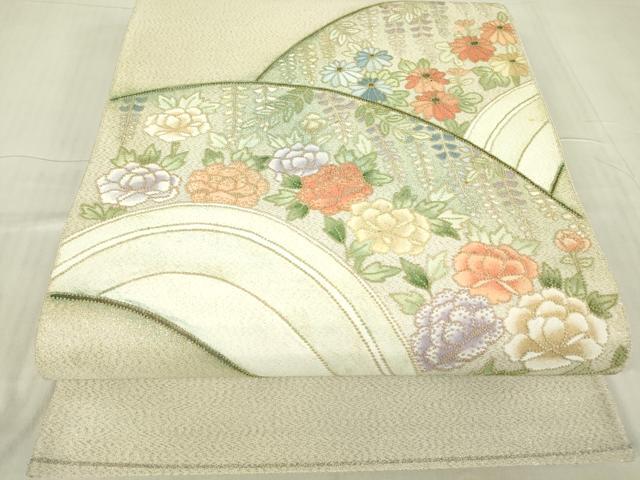 ■■■　サイズ　■■■ 長さ 444cm 幅 30cm程 ■■■　商品詳細　■■■ 【正絹・芯なし】 状態は接写画像のように 太鼓・前柄・手先・裏地・たれ先に薄い汚れがございますが その他特に目立ったシミ汚れなどもなく大変良い状態です。 大変上質な逸品になります。 お安く出品致しますので、是非この機会にいかがでしょうか？ ■■■　注意事項　■■■ ■モニター発色の具合により色合いが異なる場合がございます。 ■寸法は多少の誤差が生じる場合がございますのでご了承ください。 ■縫込みの長さが左右非対称の場合は短い部分を記載しております。 左右非対称であってもご返品・お値引き等の保証は出来かねますので、ご了承の上ご購入をお願い致します。 ■シミ等のチェックには注意を払っておりますが、見落としがある場合もございますし、個人の見解も様々ですので神経質な方のご購入はお控えください。 ■箪笥に入っておりました着物や帯なので畳みシワや匂いがあるものもございます。 ■お休みは基本的に土日祝となりますが、その他臨時でお休みする場合がございますのでご了承ください。 ■商品の発送は平日のみの発送となります。 ■夜間と土曜、日曜日はお問い合わせの回答が遅れる場合がございます。 ■当店では、お直し、紋入れ、お手入れ等は承っておりません。 ■生地の状態（ヤケ、経年劣化等）によってはサイズ直しが出来ない場合がございます。 その点もどうかご了承のうえ、ご購入をお願いいたします。 ■弊社で取り扱う商品は一点ものにつき、時期や在庫状況に応じて金額が変更となる場合がございます。 ■検針は行っておりません。予めご了承いただきますようお願いいたします。 ■【洗える着物】と記載のある商品におきましては、商品お届け後に洗濯を行ってしまってからのご返品にはご対応しかねます。 念の為、専門店でのお手入れをお願いいたします。 ■着物のサイズ目安は下記を参考ください↓ ＜女性着物＞　お端折り次第で＋5cm　−1cmが着用可能サイズ 　例）身丈170cmの場合、身長160cm〜175cm ＜男性着物＞　身丈＋約25cm〜27cm程が適応身長 　例）身丈155cmの場合、身長180〜182cm