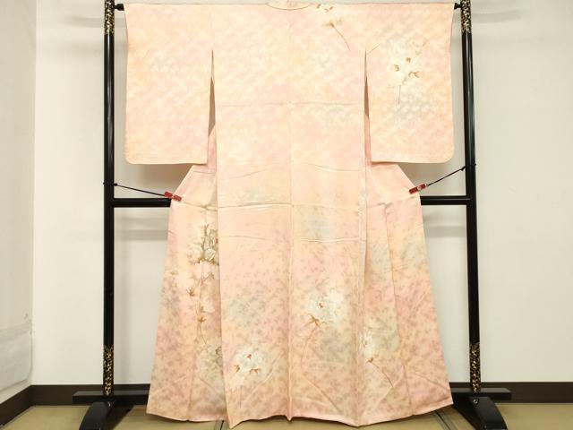 ■■■　サイズ　■■■ 身丈 162cm（肩から） 裄丈 64cm 袖丈 64cm　縫込み 1.5cm 袖幅 33cm 前幅 24cm 後幅 29cm 着物縫いこみ 内揚げ 0cm 裄 お袖側 約2cm　身頃側 約3cm ■■■　商品詳細　■■■ 【正絹】 状態は画像を添付しておりますので、そちらをご確認下さいますよう宜しくお願い致します。 大変上質な逸品になりますのでぜひお手入れをされてお召しになられてはいかがでしょうか。 お安く出品致しますので、是非この機会にいかがでしょうか？ ■■■　注意事項　■■■ ■モニター発色の具合により色合いが異なる場合がございます。 ■寸法は多少の誤差が生じる場合がございますのでご了承ください。 ■縫込みの長さが左右非対称の場合は短い部分を記載しております。 左右非対称であってもご返品・お値引き等の保証は出来かねますので、ご了承の上ご購入をお願い致します。 ■シミ等のチェックには注意を払っておりますが、見落としがある場合もございますし、個人の見解も様々ですので神経質な方のご購入はお控えください。 ■箪笥に入っておりました着物や帯なので畳みシワや匂いがあるものもございます。 ■お休みは基本的に土日祝となりますが、その他臨時でお休みする場合がございますのでご了承ください。 ■商品の発送は平日のみの発送となります。 ■夜間と土曜、日曜日はお問い合わせの回答が遅れる場合がございます。 ■当店では、お直し、紋入れ、お手入れ等は承っておりません。 ■生地の状態（ヤケ、経年劣化等）によってはサイズ直しが出来ない場合がございます。 その点もどうかご了承のうえ、ご購入をお願いいたします。 ■弊社で取り扱う商品は一点ものにつき、時期や在庫状況に応じて金額が変更となる場合がございます。 ■検針は行っておりません。予めご了承いただきますようお願いいたします。 ■【洗える着物】と記載のある商品におきましては、商品お届け後に洗濯を行ってしまってからのご返品にはご対応しかねます。 念の為、専門店でのお手入れをお願いいたします。 ■着物のサイズ目安は下記を参考ください↓ ＜女性着物＞　お端折り次第で＋5cm　−1cmが着用可能サイズ 　例）身丈170cmの場合、身長160cm〜175cm ＜男性着物＞　身丈＋約25cm〜27cm程が適応身長 　例）身丈155cmの場合、身長180〜182cm