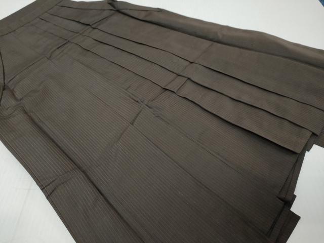 ■■■　サイズ　■■■ 紐下丈　約81cm ■■■　商品詳細　■■■ 【正絹】 状態は接写画像のように後ろ幅・一のひだに薄い汚れがございますが その他特に目立ったシミ汚れなどもなく大変良い状態です。 大変上質な逸品になります。 お安く出品致しますので、是非この機会にいかがでしょうか？ ■■■　注意事項　■■■ ■モニター発色の具合により色合いが異なる場合がございます。 ■寸法は多少の誤差が生じる場合がございますのでご了承ください。 ■縫込みの長さが左右非対称の場合は短い部分を記載しております。 左右非対称であってもご返品・お値引き等の保証は出来かねますので、ご了承の上ご購入をお願い致します。 ■シミ等のチェックには注意を払っておりますが、見落としがある場合もございますし、個人の見解も様々ですので神経質な方のご購入はお控えください。 ■箪笥に入っておりました着物や帯なので畳みシワや匂いがあるものもございます。 ■お休みは基本的に土日祝となりますが、その他臨時でお休みする場合がございますのでご了承ください。 ■商品の発送は平日のみの発送となります。 ■夜間と土曜、日曜日はお問い合わせの回答が遅れる場合がございます。 ■当店では、お直し、紋入れ、お手入れ等は承っておりません。 ■生地の状態（ヤケ、経年劣化等）によってはサイズ直しが出来ない場合がございます。 その点もどうかご了承のうえ、ご購入をお願いいたします。 ■弊社で取り扱う商品は一点ものにつき、時期や在庫状況に応じて金額が変更となる場合がございます。 ■検針は行っておりません。予めご了承いただきますようお願いいたします。 ■【洗える着物】と記載のある商品におきましては、商品お届け後に洗濯を行ってしまってからのご返品にはご対応しかねます。 念の為、専門店でのお手入れをお願いいたします。 ■写真に写っている物が全てになります。それ以外の付属品はございませんのでご了承ください。 ■状態に関する写真につきましては、掲載可能な写真枚数に限りがあるため、各箇所につき1枚参考画像を掲載しております。 ■着物のサイズ目安は下記を参考ください↓ ＜女性着物＞　お端折り次第で＋5cm　−1cmが着用可能サイズ 　例）身丈170cmの場合、身長160cm〜175cm ＜男性着物＞　身丈＋約25cm〜27cm程が適応身長 　例）身丈155cmの場合、身長180〜182cm