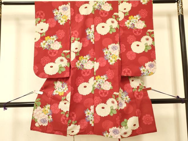 ■■■　サイズ　■■■ 【着物】 身丈 104.5cm（肩から） 裄丈 46.5cm 袖丈 59cm　縫込み 2.5cm 袖幅 27cm 前幅 15cm 後幅 19.5cm 着物縫いこみ 内揚げ 0cm 裄 お袖側 約1.5cm　身頃側 約2.5cm ■■■　商品詳細　■■■ 着物【化繊】の状態は特に目立ったシミ汚れなどもなく大変良い状態です。 お安く出品致しますので、是非この機会にいかがでしょうか？ ※胴裏・八掛がございません。 ■■■　注意事項　■■■ ■モニター発色の具合により色合いが異なる場合がございます。 ■寸法は多少の誤差が生じる場合がございますのでご了承ください。 ■縫込みの長さが左右非対称の場合は短い部分を記載しております。 左右非対称であってもご返品・お値引き等の保証は出来かねますので、ご了承の上ご購入をお願い致します。 ■シミ等のチェックには注意を払っておりますが、見落としがある場合もございますし、個人の見解も様々ですので神経質な方のご購入はお控えください。 ■箪笥に入っておりました着物や帯なので畳みシワや匂いがあるものもございます。 ■お休みは基本的に土日祝となりますが、その他臨時でお休みする場合がございますのでご了承ください。 ■商品の発送は平日のみの発送となります。 ■夜間と土曜、日曜日はお問い合わせの回答が遅れる場合がございます。 ■当店では、お直し、紋入れ、お手入れ等は承っておりません。 ■生地の状態（ヤケ、経年劣化等）によってはサイズ直しが出来ない場合がございます。 その点もどうかご了承のうえ、ご購入をお願いいたします。 ■弊社で取り扱う商品は一点ものにつき、時期や在庫状況に応じて金額が変更となる場合がございます。 ■検針は行っておりません。予めご了承いただきますようお願いいたします。 ■【洗える着物】と記載のある商品におきましては、商品お届け後に洗濯を行ってしまってからのご返品にはご対応しかねます。 念の為、専門店でのお手入れをお願いいたします。 ■着物のサイズ目安は下記を参考ください↓ ＜女性着物＞　お端折り次第で＋5?　−10?が着用可能サイズ 　例）身丈170?の場合、身長160?〜175? ＜男性着物＞　身丈＋約25?〜27?程が適応身長 　例）身丈155?の場合、身長180〜182?