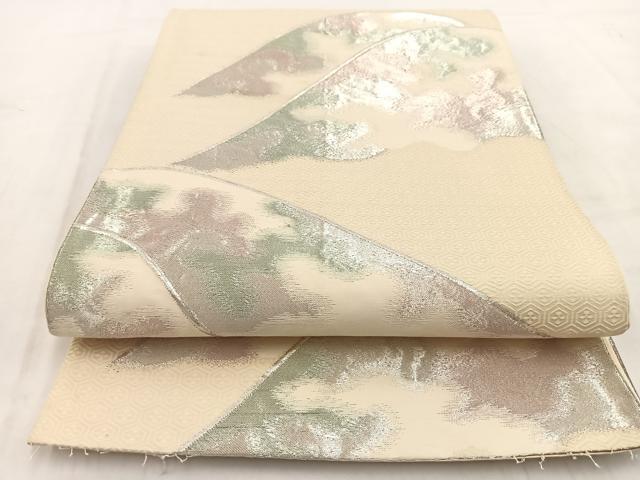 ■■■　サイズ　■■■ 長さ 420cm 幅 30.5cm程 ■■■　商品詳細　■■■ 【正絹・芯なし】 詳細に関しましては、画像をご確認ください。 大変上質な逸品になります。 お安く出品致しますので、是非この機会にいかがでしょうか？ ※若干たたみシワがございます。 ■■■　注意事項　■■■ ■モニター発色の具合により色合いが異なる場合がございます。 ■寸法は多少の誤差が生じる場合がございますのでご了承ください。 ■縫込みの長さが左右非対称の場合は短い部分を記載しております。 左右非対称であってもご返品・お値引き等の保証は出来かねますので、ご了承の上ご購入をお願い致します。 ■シミ等のチェックには注意を払っておりますが、見落としがある場合もございますし、個人の見解も様々ですので神経質な方のご購入はお控えください。 ■箪笥に入っておりました着物や帯なので畳みシワや匂いがあるものもございます。 ■お休みは基本的に土日祝となりますが、その他臨時でお休みする場合がございますのでご了承ください。 ■商品の発送は平日のみの発送となります。 ■夜間と土曜、日曜日はお問い合わせの回答が遅れる場合がございます。 ■当店では、お直し、紋入れ、お手入れ等は承っておりません。 ■生地の状態（ヤケ、経年劣化等）によってはサイズ直しが出来ない場合がございます。 その点もどうかご了承のうえ、ご購入をお願いいたします。 ■弊社で取り扱う商品は一点ものにつき、時期や在庫状況に応じて金額が変更となる場合がございます。 ■検針は行っておりません。予めご了承いただきますようお願いいたします。 ■【洗える着物】と記載のある商品におきましては、商品お届け後に洗濯を行ってしまってからのご返品にはご対応しかねます。 念の為、専門店でのお手入れをお願いいたします。 ■着物のサイズ目安は下記を参考ください↓ ＜女性着物＞　お端折り次第で＋5cm　−1cmが着用可能サイズ 　例）身丈170cmの場合、身長160cm〜175cm ＜男性着物＞　身丈＋約25cm〜27cm程が適応身長 　例）身丈155cmの場合、身長180〜182cm