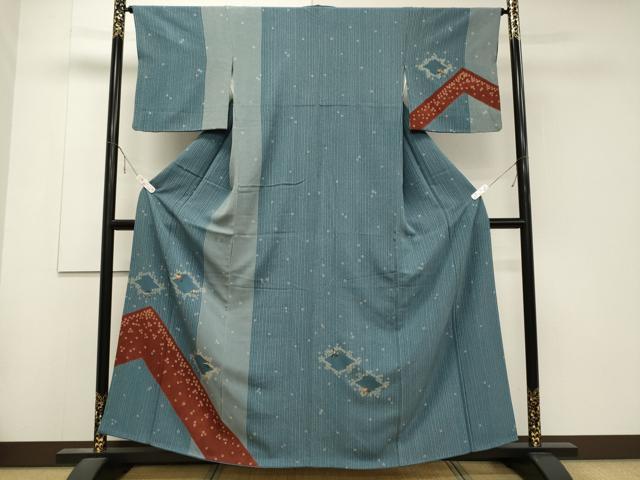 ■■■　サイズ　■■■ 身丈 158cm（肩から） 裄丈 65cm 袖丈 46cm　縫込み 9cm 袖幅 33cm 前幅 24cm 後幅 29cm 着物縫いこみ 内揚げ 5cm 裄 お袖側 約3cm　身頃側 約2cm ■■■　商品詳細　■■■ 【正絹】 状態は特に目立ったシミ汚れなどもなく大変良い状態です。 大変上質な逸品になります。 お安く出品致しますので、是非この機会にいかがでしょうか？ ■■■　注意事項　■■■ ■モニター発色の具合により色合いが異なる場合がございます。 ■寸法は多少の誤差が生じる場合がございますのでご了承ください。 ■縫込みの長さが左右非対称の場合は短い部分を記載しております。 左右非対称であってもご返品・お値引き等の保証は出来かねますので、ご了承の上ご購入をお願い致します。 ■シミ等のチェックには注意を払っておりますが、見落としがある場合もございますし、個人の見解も様々ですので神経質な方のご購入はお控えください。 ■箪笥に入っておりました着物や帯なので畳みシワや匂いがあるものもございます。 ■お休みは基本的に土日祝となりますが、その他臨時でお休みする場合がございますのでご了承ください。 ■商品の発送は平日のみの発送となります。 ■夜間と土曜、日曜日はお問い合わせの回答が遅れる場合がございます。 ■当店では、お直し、紋入れ、お手入れ等は承っておりません。 ■生地の状態（ヤケ、経年劣化等）によってはサイズ直しが出来ない場合がございます。 その点もどうかご了承のうえ、ご購入をお願いいたします。 ■弊社で取り扱う商品は一点ものにつき、時期や在庫状況に応じて金額が変更となる場合がございます。 ■検針は行っておりません。予めご了承いただきますようお願いいたします。 ■【洗える着物】と記載のある商品におきましては、商品お届け後に洗濯を行ってしまってからのご返品にはご対応しかねます。 念の為、専門店でのお手入れをお願いいたします。 ■着物のサイズ目安は下記を参考ください↓ ＜女性着物＞　お端折り次第で＋5cm　−1cmが着用可能サイズ 　例）身丈170cmの場合、身長160cm〜175cm ＜男性着物＞　身丈＋約25cm〜27cm程が適応身長 　例）身丈155cmの場合、身長180〜182cm