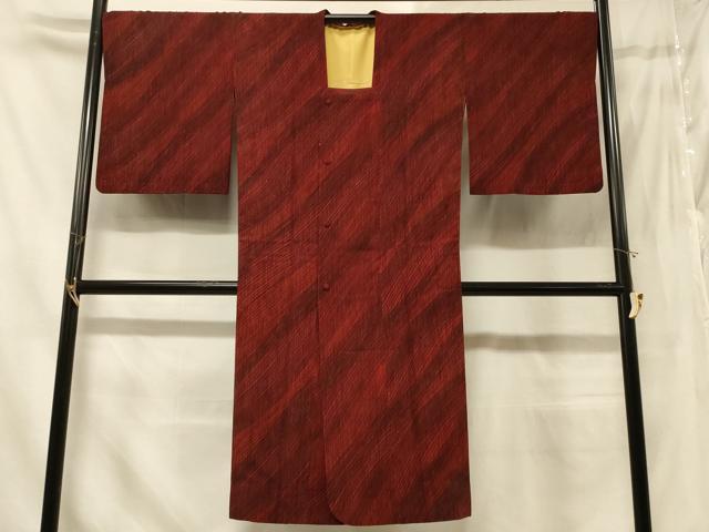 ■■■　サイズ　■■■ 身丈 131.5cm（肩から） 裄丈 69.5cm 袖丈 51.5cm　縫込み 1.5cm 袖幅 35.5cm 前幅 20.5cm 後幅 30.5cm 裄 お袖側 約0cm　身頃側 約2cm ■■■　商品詳細　■■■ 【正絹】 状態は特に目立ったシミ汚れなどもなく大変良い状態です。 大変上質な逸品になります。 お安く出品致しますので、是非この機会にいかがでしょうか？ ■■■　注意事項　■■■ ■モニター発色の具合により色合いが異なる場合がございます。 ■寸法は多少の誤差が生じる場合がございますのでご了承ください。 ■縫込みの長さが左右非対称の場合は短い部分を記載しております。 左右非対称であってもご返品・お値引き等の保証は出来かねますので、ご了承の上ご購入をお願い致します。 ■シミ等のチェックには注意を払っておりますが、見落としがある場合もございますし、個人の見解も様々ですので神経質な方のご購入はお控えください。 ■箪笥に入っておりました着物や帯なので畳みシワや匂いがあるものもございます。 ■お休みは基本的に土日祝となりますが、その他臨時でお休みする場合がございますのでご了承ください。 ■商品の発送は平日のみの発送となります。 ■夜間と土曜、日曜日はお問い合わせの回答が遅れる場合がございます。 ■当店では、お直し、紋入れ、お手入れ等は承っておりません。 ■生地の状態（ヤケ、経年劣化等）によってはサイズ直しが出来ない場合がございます。 その点もどうかご了承のうえ、ご購入をお願いいたします。 ■弊社で取り扱う商品は一点ものにつき、時期や在庫状況に応じて金額が変更となる場合がございます。 ■検針は行っておりません。予めご了承いただきますようお願いいたします。 ■【洗える着物】と記載のある商品におきましては、商品お届け後に洗濯を行ってしまってからのご返品にはご対応しかねます。 念の為、専門店でのお手入れをお願いいたします。 ■着物のサイズ目安は下記を参考ください↓ ＜女性着物＞　お端折り次第で＋5cm　−1cmが着用可能サイズ 　例）身丈170cmの場合、身長160cm〜175cm ＜男性着物＞　身丈＋約25cm〜27cm程が適応身長 　例）身丈155cmの場合、身長180〜182cm