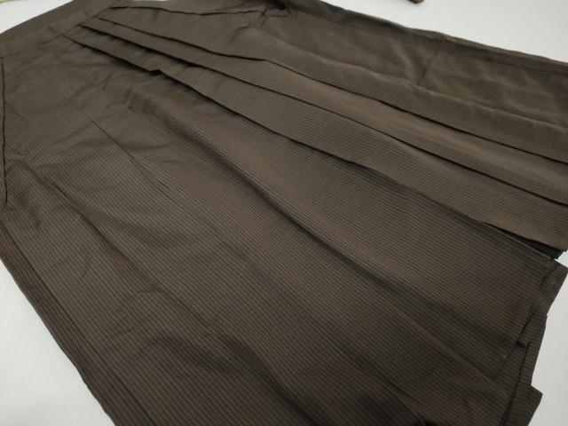 ■■■　サイズ　■■■ 紐下丈　約86cm ■■■　商品詳細　■■■ 【正絹】 状態は接写画像のように後ろ幅・一のひだに薄い汚れがございますが その他特に目立ったシミ汚れなどもなく大変良い状態です。 大変上質な逸品になります。 お安く出品致しますので、是非この機会にいかがでしょうか？ ■■■　注意事項　■■■ ■モニター発色の具合により色合いが異なる場合がございます。 ■寸法は多少の誤差が生じる場合がございますのでご了承ください。 ■縫込みの長さが左右非対称の場合は短い部分を記載しております。 左右非対称であってもご返品・お値引き等の保証は出来かねますので、ご了承の上ご購入をお願い致します。 ■シミ等のチェックには注意を払っておりますが、見落としがある場合もございますし、個人の見解も様々ですので神経質な方のご購入はお控えください。 ■箪笥に入っておりました着物や帯なので畳みシワや匂いがあるものもございます。 ■お休みは基本的に土日祝となりますが、その他臨時でお休みする場合がございますのでご了承ください。 ■商品の発送は平日のみの発送となります。 ■夜間と土曜、日曜日はお問い合わせの回答が遅れる場合がございます。 ■当店では、お直し、紋入れ、お手入れ等は承っておりません。 ■生地の状態（ヤケ、経年劣化等）によってはサイズ直しが出来ない場合がございます。 その点もどうかご了承のうえ、ご購入をお願いいたします。 ■弊社で取り扱う商品は一点ものにつき、時期や在庫状況に応じて金額が変更となる場合がございます。 ■検針は行っておりません。予めご了承いただきますようお願いいたします。 ■【洗える着物】と記載のある商品におきましては、商品お届け後に洗濯を行ってしまってからのご返品にはご対応しかねます。 念の為、専門店でのお手入れをお願いいたします。 ■写真に写っている物が全てになります。それ以外の付属品はございませんのでご了承ください。 ■状態に関する写真につきましては、掲載可能な写真枚数に限りがあるため、各箇所につき1枚参考画像を掲載しております。 ■着物のサイズ目安は下記を参考ください↓ ＜女性着物＞　お端折り次第で＋5cm　−1cmが着用可能サイズ 　例）身丈170cmの場合、身長160cm〜175cm ＜男性着物＞　身丈＋約25cm〜27cm程が適応身長 　例）身丈155cmの場合、身長180〜182cm