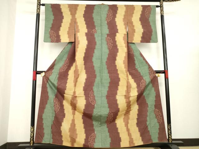 ■■■　サイズ　■■■ 身丈 159.5cm（肩から） 裄丈 62cm 袖丈 47cm　縫込み 7.5cm 袖幅 32cm 前幅 23cm 後幅 28cm 着物縫いこみ 内揚げ 5cm 裄 お袖側 約1cm　身頃側 約3cm ■■■　商品詳細　■■■ 【正絹】 状態は特に目立ったシミ汚れなどもなく大変良い状態です。 大変上質な逸品になります。 お安く出品致しますので、是非この機会にいかがでしょうか？ ■■■　注意事項　■■■ ■モニター発色の具合により色合いが異なる場合がございます。 ■寸法は多少の誤差が生じる場合がございますのでご了承ください。 ■シミ等のチェックには注意を払っておりますが、見落としがある場合もございますし、個人の見解も様々ですので神経質な方のご購入はお控えください。 ■箪笥に入っておりました着物や帯なので畳みシワや匂いがあるものもございます。 ■お休みは基本的に土日祝となりますが、その他臨時でお休みする場合がございますのでご了承ください。 ■商品の発送は平日のみの発送となります。 ■夜間と土曜、日曜日はお問い合わせの回答が遅れる場合がございます。 ■当店では、お直し、紋入れ、お手入れ等は承っておりません。 ■生地の状態（ヤケ、経年劣化等）によってはサイズ直しが出来ない場合がございます。 その点もどうかご了承のうえ、ご購入をお願いいたします。 ■着物のサイズ目安は下記を参考ください↓ ＜女性着物＞　身長-10cm+5cmが着用可能サイズ(お端折り次第) 　例）身長160cmの方→着物身丈150cm〜165cm ＜男性着物＞　身長-27cm ±5cmが着用可能サイズ 　例）身長170cmの方→着物身丈138cm〜148cm