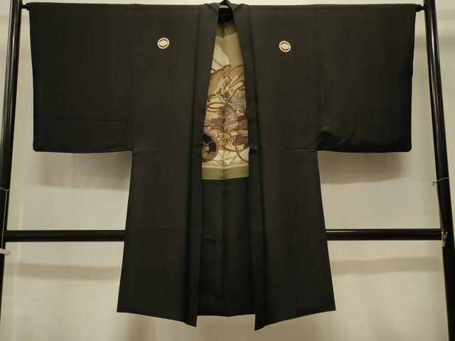 ■■■　サイズ　■■■ 身丈 100.5cm（肩から） 裄丈 66cm 袖丈 50cm　縫込み 3cm 袖幅 33cm 前幅 20cm 後幅 30.5cm 裄 お袖側 約3cm　身頃側 約3cm ■■■　商品詳細　■■■ 【正絹・五つ紋】 状態は接写画像のように衿・上前・後身頃・前身頃・両袖・返し・羽裏に薄い汚れがございます。 大変上質な逸品になりますのでぜひお手入れをされてお召しになられてはいかがでしょうか。お安く出品致しますので、是非この機会にいかがでしょうか？ ■■■　注意事項　■■■ ■モニター発色の具合により色合いが異なる場合がございます。 ■寸法は多少の誤差が生じる場合がございますのでご了承ください。 ■縫込みの長さが左右非対称の場合は短い部分を記載しております。 左右非対称であってもご返品・お値引き等の保証は出来かねますので、ご了承の上ご購入をお願い致します。 ■シミ等のチェックには注意を払っておりますが、見落としがある場合もございますし、個人の見解も様々ですので神経質な方のご購入はお控えください。 ■箪笥に入っておりました着物や帯なので畳みシワや匂いがあるものもございます。 ■お休みは基本的に土日祝となりますが、その他臨時でお休みする場合がございますのでご了承ください。 ■商品の発送は平日のみの発送となります。 ■夜間と土曜、日曜日はお問い合わせの回答が遅れる場合がございます。 ■当店では、お直し、紋入れ、お手入れ等は承っておりません。 ■生地の状態（ヤケ、経年劣化等）によってはサイズ直しが出来ない場合がございます。 その点もどうかご了承のうえ、ご購入をお願いいたします。 ■弊社で取り扱う商品は一点ものにつき、時期や在庫状況に応じて金額が変更となる場合がございます。 ■検針は行っておりません。予めご了承いただきますようお願いいたします。 ■【洗える着物】と記載のある商品におきましては、商品お届け後に洗濯を行ってしまってからのご返品にはご対応しかねます。 念の為、専門店でのお手入れをお願いいたします。 ■写真に写っている物が全てになります。それ以外の付属品はございませんのでご了承ください。 ■状態に関する写真につきましては、掲載可能な写真枚数に限りがあるため、各箇所につき1枚参考画像を掲載しております。 ■着物のサイズ目安は下記を参考ください↓ ＜女性着物＞　お端折り次第で＋5cm　−1cmが着用可能サイズ 　例）身丈170cmの場合、身長160cm〜175cm ＜男性着物＞　身丈＋約25cm〜27cm程が適応身長 　例）身丈155cmの場合、身長180〜182cm