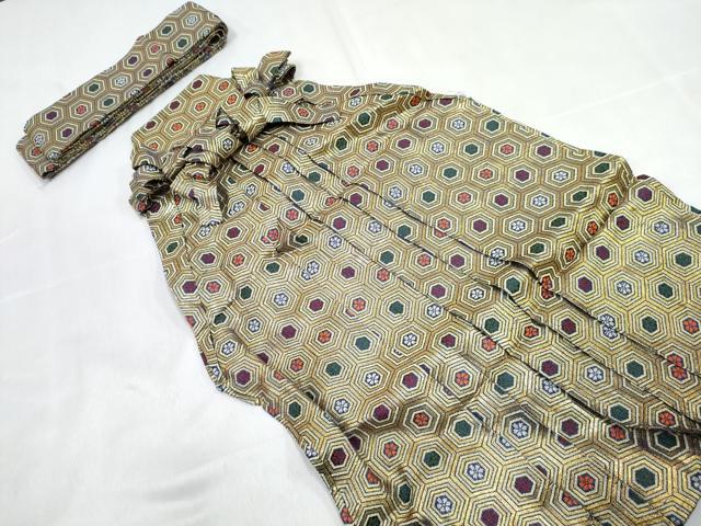 ■■■　サイズ　■■■ 【袴】 紐下　約　59cm 【帯】 長さ 230cm　幅 7.5cm程 ■■■　商品詳細　■■■ 袴【交織】の 状態は接写画像のように前紐に糸ホツレがございますが その他表地は特に目立ったシミ汚れなどもなく大変良い状態です。 気にならない方であればそのままお召しになれるかと思います。 帯【交織】 状態は特に目立ったシミ汚れなどもなく大変良い状態です。 お安く出品致しますので、是非この機会にいかがでしょうか？ ※若干たたみシワがございます。 ■■■　注意事項　■■■ ■モニター発色の具合により色合いが異なる場合がございます。 ■寸法は多少の誤差が生じる場合がございますのでご了承ください。 ■縫込みの長さが左右非対称の場合は短い部分を記載しております。 左右非対称であってもご返品・お値引き等の保証は出来かねますので、ご了承の上ご購入をお願い致します。 ■シミ等のチェックには注意を払っておりますが、見落としがある場合もございますし、個人の見解も様々ですので神経質な方のご購入はお控えください。 ■箪笥に入っておりました着物や帯なので畳みシワや匂いがあるものもございます。 ■お休みは基本的に土日祝となりますが、その他臨時でお休みする場合がございますのでご了承ください。 ■商品の発送は平日のみの発送となります。 ■夜間と土曜、日曜日はお問い合わせの回答が遅れる場合がございます。 ■当店では、お直し、紋入れ、お手入れ等は承っておりません。 ■生地の状態（ヤケ、経年劣化等）によってはサイズ直しが出来ない場合がございます。 その点もどうかご了承のうえ、ご購入をお願いいたします。 ■弊社で取り扱う商品は一点ものにつき、時期や在庫状況に応じて金額が変更となる場合がございます。 ■検針は行っておりません。予めご了承いただきますようお願いいたします。 ■【洗える着物】と記載のある商品におきましては、商品お届け後に洗濯を行ってしまってからのご返品にはご対応しかねます。 念の為、専門店でのお手入れをお願いいたします。 ■写真に写っている物が全てになります。それ以外の付属品はございませんのでご了承ください。 ■状態に関する写真につきましては、掲載可能な写真枚数に限りがあるため、各箇所につき1枚参考画像を掲載しております。 ■着物のサイズ目安は下記を参考ください↓ ＜女性着物＞　お端折り次第で＋5cm　−1cmが着用可能サイズ 　例）身丈170cmの場合、身長160cm〜175cm ＜男性着物＞　身丈＋約25cm〜27cm程が適応身長 　例）身丈155cmの場合、身長180〜182cm