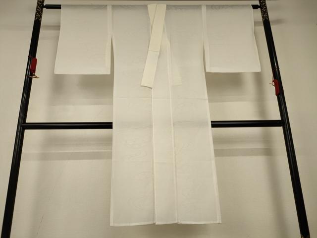 ■■■　サイズ　■■■ 身丈 126cm（肩から） 裄丈 61cm 袖丈 48cm　縫込み 3.5cm 袖幅 31cm 前幅 21cm 後幅 30cm 着物縫いこみ 内揚げ 0cm 裄 お袖側 約2.5cm　身頃側 約0cm ■■■　商品詳細　■■■ 【化繊】 状態は接写画像のように表地所々・両袖に薄い汚れがございます。 ぜひお手入れをされてお召しになられてはいかがでしょうか。 お安く出品致しますので、是非この機会にいかがでしょうか？ ■■■　注意事項　■■■ ■モニター発色の具合により色合いが異なる場合がございます。 ■寸法は多少の誤差が生じる場合がございますのでご了承ください。 ■縫込みの長さが左右非対称の場合は短い部分を記載しております。 左右非対称であってもご返品・お値引き等の保証は出来かねますので、ご了承の上ご購入をお願い致します。 ■シミ等のチェックには注意を払っておりますが、見落としがある場合もございますし、個人の見解も様々ですので神経質な方のご購入はお控えください。 ■箪笥に入っておりました着物や帯なので畳みシワや匂いがあるものもございます。 ■お休みは基本的に土日祝となりますが、その他臨時でお休みする場合がございますのでご了承ください。 ■商品の発送は平日のみの発送となります。 ■夜間と土曜、日曜日はお問い合わせの回答が遅れる場合がございます。 ■当店では、お直し、紋入れ、お手入れ等は承っておりません。 ■生地の状態（ヤケ、経年劣化等）によってはサイズ直しが出来ない場合がございます。 その点もどうかご了承のうえ、ご購入をお願いいたします。 ■弊社で取り扱う商品は一点ものにつき、時期や在庫状況に応じて金額が変更となる場合がございます。 ■検針は行っておりません。予めご了承いただきますようお願いいたします。 ■【洗える着物】と記載のある商品におきましては、商品お届け後に洗濯を行ってしまってからのご返品にはご対応しかねます。 念の為、専門店でのお手入れをお願いいたします。 ■写真に写っている物が全てになります。それ以外の付属品はございませんのでご了承ください。 ■状態に関する写真につきましては、掲載可能な写真枚数に限りがあるため、各箇所につき1枚参考画像を掲載しております。 ■着物のサイズ目安は下記を参考ください↓ ＜女性着物＞　お端折り次第で＋5cm　－1cmが着用可能サイズ 　例）身丈170cmの場合、身長160cm～175cm ＜男性着物＞　身丈＋約25cm～27cm程が適応身長 　例）身丈155cmの場合、身長180～182cm