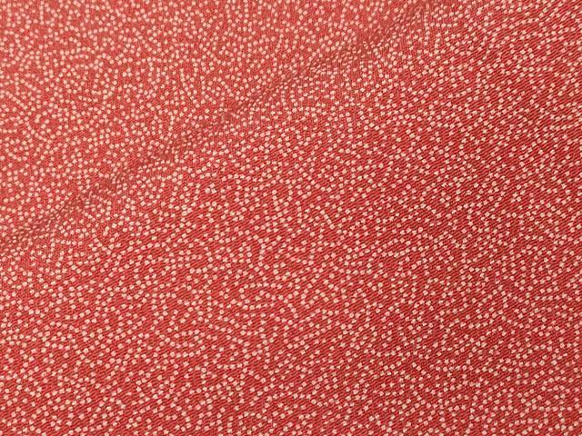 ■■■　サイズ　■■■ 身丈 163cm（肩から） 裄丈 65.5cm 袖丈 47.5cm　縫込み 5cm 袖幅 34.5cm 前幅 23cm 後幅 29cm 着物縫いこみ 内揚げ 2cm 裄 お袖側 約1cm　身頃側 約3cm ■■■　商品詳細　■■■ 【正絹】 状態は特に目立ったシミ汚れなどもなく大変良い状態です。 大変上質な逸品になります。 お安く出品致しますので、是非この機会にいかがでしょうか？ ■■■　注意事項　■■■ ■モニター発色の具合により色合いが異なる場合がございます。 ■寸法は多少の誤差が生じる場合がございますのでご了承ください。 ■縫込みの長さが左右非対称の場合は短い部分を記載しております。 左右非対称であってもご返品・お値引き等の保証は出来かねますので、ご了承の上ご購入をお願い致します。 ■シミ等のチェックには注意を払っておりますが、見落としがある場合もございますし、個人の見解も様々ですので神経質な方のご購入はお控えください。 ■箪笥に入っておりました着物や帯なので畳みシワや匂いがあるものもございます。 ■お休みは基本的に土日祝となりますが、その他臨時でお休みする場合がございますのでご了承ください。 ■商品の発送は平日のみの発送となります。 ■夜間と土曜、日曜日はお問い合わせの回答が遅れる場合がございます。 ■当店では、お直し、紋入れ、お手入れ等は承っておりません。 ■生地の状態（ヤケ、経年劣化等）によってはサイズ直しが出来ない場合がございます。 その点もどうかご了承のうえ、ご購入をお願いいたします。 ■弊社で取り扱う商品は一点ものにつき、時期や在庫状況に応じて金額が変更となる場合がございます。 ■検針は行っておりません。予めご了承いただきますようお願いいたします。 ■【洗える着物】と記載のある商品におきましては、商品お届け後に洗濯を行ってしまってからのご返品にはご対応しかねます。 念の為、専門店でのお手入れをお願いいたします。 ■着物のサイズ目安は下記を参考ください↓ ＜女性着物＞　お端折り次第で＋5cm　−1cmが着用可能サイズ 　例）身丈170cmの場合、身長160cm〜175cm ＜男性着物＞　身丈＋約25cm〜27cm程が適応身長 　例）身丈155cmの場合、身長180〜182cm