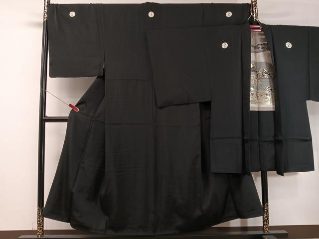 ■■■　サイズ　■■■ 【着物】 身丈 151cm（肩から） 裄丈 71cm 袖丈 52cm　縫込み 5cm 袖幅 36cm 前幅 25.5cm 後幅 30.5cm 着物縫いこみ 内揚げ 8cm 裄 お袖側 約1cm　身頃側 約2cm 【羽織】 身丈 96cm（肩から） 裄丈 73cm 袖丈 51cm　縫込み 6cm 袖幅 37cm 前幅 20cm 後幅 31.5cm 裄 お袖側 約1cm　身頃側 約1cm ■■■　商品詳細　■■■ 【正絹・五つ紋】 状態は特に目立ったシミ汚れなどもなく大変良い状態です。 大変上質な逸品になります。 お安く出品致しますので、是非この機会にいかがでしょうか？ ■■■　注意事項　■■■ ■モニター発色の具合により色合いが異なる場合がございます。 ■寸法は多少の誤差が生じる場合がございますのでご了承ください。 ■縫込みの長さが左右非対称の場合は短い部分を記載しております。 左右非対称であってもご返品・お値引き等の保証は出来かねますので、ご了承の上ご購入をお願い致します。 ■シミ等のチェックには注意を払っておりますが、見落としがある場合もございますし、個人の見解も様々ですので神経質な方のご購入はお控えください。 ■箪笥に入っておりました着物や帯なので畳みシワや匂いがあるものもございます。 ■お休みは基本的に土日祝となりますが、その他臨時でお休みする場合がございますのでご了承ください。 ■商品の発送は平日のみの発送となります。 ■夜間と土曜、日曜日はお問い合わせの回答が遅れる場合がございます。 ■当店では、お直し、紋入れ、お手入れ等は承っておりません。 ■生地の状態（ヤケ、経年劣化等）によってはサイズ直しが出来ない場合がございます。 その点もどうかご了承のうえ、ご購入をお願いいたします。 ■弊社で取り扱う商品は一点ものにつき、時期や在庫状況に応じて金額が変更となる場合がございます。 ■検針は行っておりません。予めご了承いただきますようお願いいたします。 ■【洗える着物】と記載のある商品におきましては、商品お届け後に洗濯を行ってしまってからのご返品にはご対応しかねます。 念の為、専門店でのお手入れをお願いいたします。 ■写真に写っている物が全てになります。それ以外の付属品はございませんのでご了承ください。 ■状態に関する写真につきましては、掲載可能な写真枚数に限りがあるため、各箇所につき1枚参考画像を掲載しております。 ■着物のサイズ目安は下記を参考ください↓ ＜女性着物＞　お端折り次第で＋5cm　−1cmが着用可能サイズ 　例）身丈170cmの場合、身長160cm〜175cm ＜男性着物＞　身丈＋約25cm〜27cm程が適応身長 　例）身丈155cmの場合、身長180〜182cm