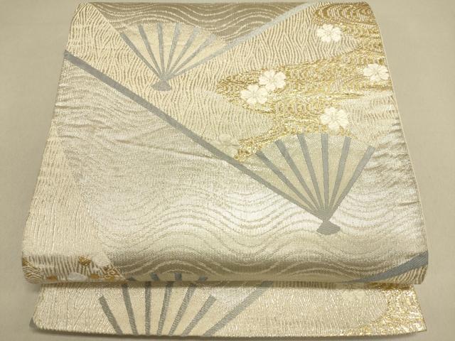 ■■■　サイズ　■■■ 長さ 430cm 幅 30.5cm程 ■■■　商品詳細　■■■ 【正絹・芯なし】 詳細に関しましては、画像をご確認ください。 大変上質な逸品になります。 お安く出品致しますので、是非この機会にいかがでしょうか？ ■■■　注意事項　■■■ ■モニター発色の具合により色合いが異なる場合がございます。 ■寸法は多少の誤差が生じる場合がございますのでご了承ください。 ■縫込みの長さが左右非対称の場合は短い部分を記載しております。 左右非対称であってもご返品・お値引き等の保証は出来かねますので、ご了承の上ご購入をお願い致します。 ■シミ等のチェックには注意を払っておりますが、見落としがある場合もございますし、個人の見解も様々ですので神経質な方のご購入はお控えください。 ■箪笥に入っておりました着物や帯なので畳みシワや匂いがあるものもございます。 ■お休みは基本的に土日祝となりますが、その他臨時でお休みする場合がございますのでご了承ください。 ■商品の発送は平日のみの発送となります。 ■夜間と土曜、日曜日はお問い合わせの回答が遅れる場合がございます。 ■当店では、お直し、紋入れ、お手入れ等は承っておりません。 ■生地の状態（ヤケ、経年劣化等）によってはサイズ直しが出来ない場合がございます。 その点もどうかご了承のうえ、ご購入をお願いいたします。 ■弊社で取り扱う商品は一点ものにつき、時期や在庫状況に応じて金額が変更となる場合がございます。 ■検針は行っておりません。予めご了承いただきますようお願いいたします。 ■【洗える着物】と記載のある商品におきましては、商品お届け後に洗濯を行ってしまってからのご返品にはご対応しかねます。 念の為、専門店でのお手入れをお願いいたします。 ■着物のサイズ目安は下記を参考ください↓ ＜女性着物＞　お端折り次第で＋5cm　−1cmが着用可能サイズ 　例）身丈170cmの場合、身長160cm〜175cm ＜男性着物＞　身丈＋約25cm〜27cm程が適応身長 　例）身丈155cmの場合、身長180〜182cm
