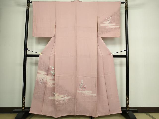 ■■■　サイズ　■■■ 身丈 159cm（肩から） 裄丈 63cm 袖丈 52.5cm　縫込み 5cm 袖幅 33cm 前幅 24cm 後幅 29.5cm 着物縫いこみ 内揚げ 4cm 裄 お袖側 約3cm　身頃側 約4cm ■■■　商品詳細　■■■ 【正絹】 状態は画像を添付しておりますので、そちらをご確認下さいますよう宜しくお願い致します。 大変上質な逸品になります。 お安く出品致しますので、是非この機会にいかがでしょうか？ ■■■　注意事項　■■■ ■モニター発色の具合により色合いが異なる場合がございます。 ■寸法は多少の誤差が生じる場合がございますのでご了承ください。 ■縫込みの長さが左右非対称の場合は短い部分を記載しております。 左右非対称であってもご返品・お値引き等の保証は出来かねますので、ご了承の上ご購入をお願い致します。 ■シミ等のチェックには注意を払っておりますが、見落としがある場合もございますし、個人の見解も様々ですので神経質な方のご購入はお控えください。 ■箪笥に入っておりました着物や帯なので畳みシワや匂いがあるものもございます。 ■お休みは基本的に土日祝となりますが、その他臨時でお休みする場合がございますのでご了承ください。 ■商品の発送は平日のみの発送となります。 ■夜間と土曜、日曜日はお問い合わせの回答が遅れる場合がございます。 ■当店では、お直し、紋入れ、お手入れ等は承っておりません。 ■生地の状態（ヤケ、経年劣化等）によってはサイズ直しが出来ない場合がございます。 その点もどうかご了承のうえ、ご購入をお願いいたします。 ■弊社で取り扱う商品は一点ものにつき、時期や在庫状況に応じて金額が変更となる場合がございます。 ■検針は行っておりません。予めご了承いただきますようお願いいたします。 ■【洗える着物】と記載のある商品におきましては、商品お届け後に洗濯を行ってしまってからのご返品にはご対応しかねます。 念の為、専門店でのお手入れをお願いいたします。 ■着物のサイズ目安は下記を参考ください↓ ＜女性着物＞　お端折り次第で＋5cm　−1cmが着用可能サイズ 　例）身丈170cmの場合、身長160cm〜175cm ＜男性着物＞　身丈＋約25cm〜27cm程が適応身長 　例）身丈155cmの場合、身長180〜182cm