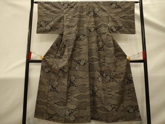 ■■■　サイズ　■■■ 身丈 149cm（肩から） 裄丈 63cm 袖丈 44.5cm　縫込み 7cm 袖幅 32.5cm 前幅 23cm 後幅 28.5cm 着物縫いこみ 内揚げ 4cm 裄 お袖側 約3cm　身頃側 約3.5cm ■■■　商品詳細　■■■ 【正絹】 状態は特に目立ったシミ汚れなどもなく大変良い状態です。 大変上質な逸品になります。 お安く出品致しますので、是非この機会にいかがでしょうか？ ■■■　注意事項　■■■ ■モニター発色の具合により色合いが異なる場合がございます。 ■寸法は多少の誤差が生じる場合がございますのでご了承ください。 ■縫込みの長さが左右非対称の場合は短い部分を記載しております。 左右非対称であってもご返品・お値引き等の保証は出来かねますので、ご了承の上ご購入をお願い致します。 ■シミ等のチェックには注意を払っておりますが、見落としがある場合もございますし、個人の見解も様々ですので神経質な方のご購入はお控えください。 ■箪笥に入っておりました着物や帯なので畳みシワや匂いがあるものもございます。 ■お休みは基本的に土日祝となりますが、その他臨時でお休みする場合がございますのでご了承ください。 ■商品の発送は平日のみの発送となります。 ■夜間と土曜、日曜日はお問い合わせの回答が遅れる場合がございます。 ■当店では、お直し、紋入れ、お手入れ等は承っておりません。 ■生地の状態（ヤケ、経年劣化等）によってはサイズ直しが出来ない場合がございます。 その点もどうかご了承のうえ、ご購入をお願いいたします。 ■弊社で取り扱う商品は一点ものにつき、時期や在庫状況に応じて金額が変更となる場合がございます。 ■検針は行っておりません。予めご了承いただきますようお願いいたします。 ■【洗える着物】と記載のある商品におきましては、商品お届け後に洗濯を行ってしまってからのご返品にはご対応しかねます。 念の為、専門店でのお手入れをお願いいたします。 ■着物のサイズ目安は下記を参考ください↓ ＜女性着物＞　お端折り次第で＋5cm　−1cmが着用可能サイズ 　例）身丈170cmの場合、身長160cm〜175cm ＜男性着物＞　身丈＋約25cm〜27cm程が適応身長 　例）身丈155cmの場合、身長180〜182cm