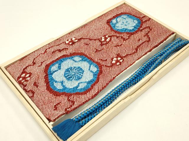 ■■■　商品詳細　■■■ 状態は特に目立ったシミ汚れなどもなく大変良い状態です。 大変上質な逸品になります。 お安く出品致しますので、是非この機会にいかがでしょうか？ ■■■　注意事項　■■■ ■モニター発色の具合により色合いが異なる場合がございます。 ■寸法は多少の誤差が生じる場合がございますのでご了承ください。 ■縫込みの長さが左右非対称の場合は短い部分を記載しております。 左右非対称であってもご返品・お値引き等の保証は出来かねますので、ご了承の上ご購入をお願い致します。 ■シミ等のチェックには注意を払っておりますが、見落としがある場合もございますし、個人の見解も様々ですので神経質な方のご購入はお控えください。 ■箪笥に入っておりました着物や帯なので畳みシワや匂いがあるものもございます。 ■お休みは基本的に土日祝となりますが、その他臨時でお休みする場合がございますのでご了承ください。 ■商品の発送は平日のみの発送となります。 ■夜間と土曜、日曜日はお問い合わせの回答が遅れる場合がございます。 ■当店では、お直し、紋入れ、お手入れ等は承っておりません。 ■生地の状態（ヤケ、経年劣化等）によってはサイズ直しが出来ない場合がございます。 その点もどうかご了承のうえ、ご購入をお願いいたします。 ■弊社で取り扱う商品は一点ものにつき、時期や在庫状況に応じて金額が変更となる場合がございます。 ■検針は行っておりません。予めご了承いただきますようお願いいたします。 ■【洗える着物】と記載のある商品におきましては、商品お届け後に洗濯を行ってしまってからのご返品にはご対応しかねます。 念の為、専門店でのお手入れをお願いいたします。 ■着物のサイズ目安は下記を参考ください↓ ＜女性着物＞　お端折り次第で＋5?　−10?が着用可能サイズ 　例）身丈170?の場合、身長160?〜175? ＜男性着物＞　身丈＋約25?〜27?程が適応身長 　例）身丈155?の場合、身長180〜182?