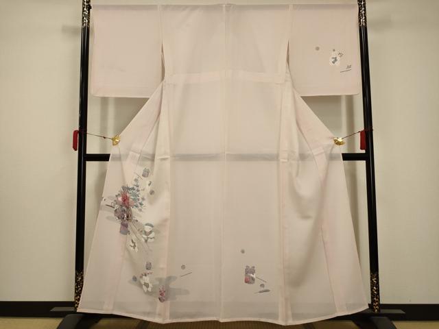 ■■■　サイズ　■■■ 身丈 156cm（肩から） 裄丈 60.5cm 袖丈 47.5cm　縫込み 5cm 袖幅 34.5cm 前幅 25cm 後幅 30.5cm 着物縫いこみ 内揚げ 2.5cm 裄 お袖側 約1cm　身頃側 約0cm ■■■　商品詳細　■■■ 【正絹】 状態は特に目立ったシミ汚れなどもなく大変良い状態です。 大変上質な逸品になります。 お安く出品致しますので、是非この機会にいかがでしょうか？ ■■■　注意事項　■■■ ■モニター発色の具合により色合いが異なる場合がございます。 ■寸法は多少の誤差が生じる場合がございますのでご了承ください。 ■縫込みの長さが左右非対称の場合は短い部分を記載しております。 左右非対称であってもご返品・お値引き等の保証は出来かねますので、ご了承の上ご購入をお願い致します。 ■シミ等のチェックには注意を払っておりますが、見落としがある場合もございますし、個人の見解も様々ですので神経質な方のご購入はお控えください。 ■箪笥に入っておりました着物や帯なので畳みシワや匂いがあるものもございます。 ■お休みは基本的に土日祝となりますが、その他臨時でお休みする場合がございますのでご了承ください。 ■商品の発送は平日のみの発送となります。 ■夜間と土曜、日曜日はお問い合わせの回答が遅れる場合がございます。 ■当店では、お直し、紋入れ、お手入れ等は承っておりません。 ■生地の状態（ヤケ、経年劣化等）によってはサイズ直しが出来ない場合がございます。 その点もどうかご了承のうえ、ご購入をお願いいたします。 ■弊社で取り扱う商品は一点ものにつき、時期や在庫状況に応じて金額が変更となる場合がございます。 ■検針は行っておりません。予めご了承いただきますようお願いいたします。 ■【洗える着物】と記載のある商品におきましては、商品お届け後に洗濯を行ってしまってからのご返品にはご対応しかねます。 念の為、専門店でのお手入れをお願いいたします。 ■着物のサイズ目安は下記を参考ください↓ ＜女性着物＞　お端折り次第で＋5?　−10?が着用可能サイズ 　例）身丈170?の場合、身長160?〜175? ＜男性着物＞　身丈＋約25?〜27?程が適応身長 　例）身丈155?の場合、身長180〜182?