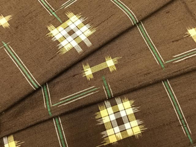 ■■■　サイズ　■■■ 身丈 162cm（肩から） 裄丈 65cm 袖丈 49cm　縫込み 2.5cm 袖幅 33cm 前幅 23cm 後幅 30cm 着物縫いこみ 内揚げ 0cm 裄 お袖側 約2.5cm　身頃側 約2cm ■■■　商品詳細　■■■ 【正絹】 状態は接写画像のように右袖前に薄い汚れがございますが その他特に目立ったシミ汚れなどもなく大変良い状態です。 大変上質な逸品になります。 お安く出品致しますので、是非この機会にいかがでしょうか？ ■■■　注意事項　■■■ ■モニター発色の具合により色合いが異なる場合がございます。 ■寸法は多少の誤差が生じる場合がございますのでご了承ください。 ■縫込みの長さが左右非対称の場合は短い部分を記載しております。 左右非対称であってもご返品・お値引き等の保証は出来かねますので、ご了承の上ご購入をお願い致します。 ■シミ等のチェックには注意を払っておりますが、見落としがある場合もございますし、個人の見解も様々ですので神経質な方のご購入はお控えください。 ■箪笥に入っておりました着物や帯なので畳みシワや匂いがあるものもございます。 ■お休みは基本的に土日祝となりますが、その他臨時でお休みする場合がございますのでご了承ください。 ■商品の発送は平日のみの発送となります。 ■夜間と土曜、日曜日はお問い合わせの回答が遅れる場合がございます。 ■当店では、お直し、紋入れ、お手入れ等は承っておりません。 ■生地の状態（ヤケ、経年劣化等）によってはサイズ直しが出来ない場合がございます。 その点もどうかご了承のうえ、ご購入をお願いいたします。 ■弊社で取り扱う商品は一点ものにつき、時期や在庫状況に応じて金額が変更となる場合がございます。 ■検針は行っておりません。予めご了承いただきますようお願いいたします。 ■【洗える着物】と記載のある商品におきましては、商品お届け後に洗濯を行ってしまってからのご返品にはご対応しかねます。 念の為、専門店でのお手入れをお願いいたします。 ■着物のサイズ目安は下記を参考ください↓ ＜女性着物＞　お端折り次第で＋5?　−10?が着用可能サイズ 　例）身丈170?の場合、身長160?〜175? ＜男性着物＞　身丈＋約25?〜27?程が適応身長 　例）身丈155?の場合、身長180〜182?