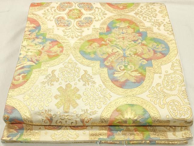 ■■■　サイズ　■■■ 長さ 404cm 幅 30.5cm程 ■■■　商品詳細　■■■ 【正絹・芯なし】 詳細に関しましては、画像をご確認ください。 大変上質な逸品になります。 お安く出品致しますので、是非この機会にいかがでしょうか？ ※汚れ等に関しましては、着用時には見えない部分になるかと思いますのであまり気にならずお召になれるかと思います。 ■■■　注意事項　■■■ ■モニター発色の具合により色合いが異なる場合がございます。 ■寸法は多少の誤差が生じる場合がございますのでご了承ください。 ■縫込みの長さが左右非対称の場合は短い部分を記載しております。 左右非対称であってもご返品・お値引き等の保証は出来かねますので、ご了承の上ご購入をお願い致します。 ■シミ等のチェックには注意を払っておりますが、見落としがある場合もございますし、個人の見解も様々ですので神経質な方のご購入はお控えください。 ■箪笥に入っておりました着物や帯なので畳みシワや匂いがあるものもございます。 ■お休みは基本的に土日祝となりますが、その他臨時でお休みする場合がございますのでご了承ください。 ■商品の発送は平日のみの発送となります。 ■夜間と土曜、日曜日はお問い合わせの回答が遅れる場合がございます。 ■当店では、お直し、紋入れ、お手入れ等は承っておりません。 ■生地の状態（ヤケ、経年劣化等）によってはサイズ直しが出来ない場合がございます。 その点もどうかご了承のうえ、ご購入をお願いいたします。 ■弊社で取り扱う商品は一点ものにつき、時期や在庫状況に応じて金額が変更となる場合がございます。 ■検針は行っておりません。予めご了承いただきますようお願いいたします。 ■【洗える着物】と記載のある商品におきましては、商品お届け後に洗濯を行ってしまってからのご返品にはご対応しかねます。 念の為、専門店でのお手入れをお願いいたします。 ■着物のサイズ目安は下記を参考ください↓ ＜女性着物＞　お端折り次第で＋5cm　−1cmが着用可能サイズ 　例）身丈170cmの場合、身長160cm〜175cm ＜男性着物＞　身丈＋約25cm〜27cm程が適応身長 　例）身丈155cmの場合、身長180〜182cm