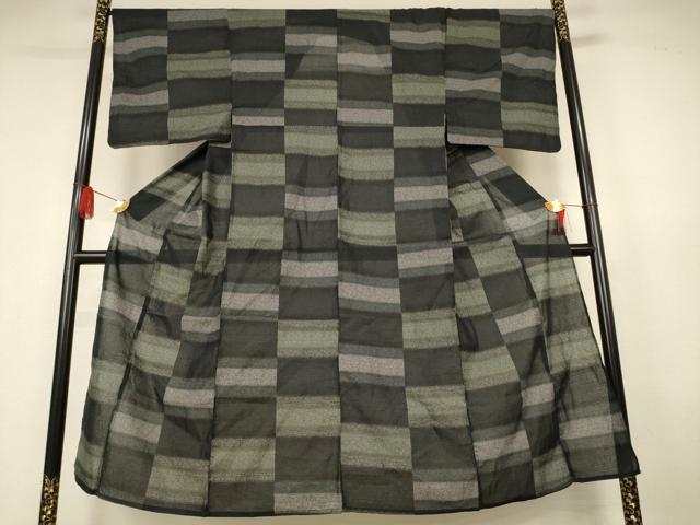 ■■■　サイズ　■■■ 身丈 144.5cm（肩から） 裄丈 67cm 袖丈 49cm　縫込み 0cm 袖幅 34cm 前幅 27cm 後幅 32.5cm 着物縫いこみ 内揚げ 0cm 裄 お袖側 約0cm　身頃側 約1cm ■■■　商品詳細　■■■ 【綿】 状態は特に目立ったシミ汚れなどもなく大変良い状態です。 大変上質な逸品になります。 お安く出品致しますので、是非この機会にいかがでしょうか？ ■■■　注意事項　■■■ ■モニター発色の具合により色合いが異なる場合がございます。 ■寸法は多少の誤差が生じる場合がございますのでご了承ください。 ■縫込みの長さが左右非対称の場合は短い部分を記載しております。 左右非対称であってもご返品・お値引き等の保証は出来かねますので、ご了承の上ご購入をお願い致します。 ■シミ等のチェックには注意を払っておりますが、見落としがある場合もございますし、個人の見解も様々ですので神経質な方のご購入はお控えください。 ■箪笥に入っておりました着物や帯なので畳みシワや匂いがあるものもございます。 ■お休みは基本的に土日祝となりますが、その他臨時でお休みする場合がございますのでご了承ください。 ■商品の発送は平日のみの発送となります。 ■夜間と土曜、日曜日はお問い合わせの回答が遅れる場合がございます。 ■当店では、お直し、紋入れ、お手入れ等は承っておりません。 ■生地の状態（ヤケ、経年劣化等）によってはサイズ直しが出来ない場合がございます。 その点もどうかご了承のうえ、ご購入をお願いいたします。 ■弊社で取り扱う商品は一点ものにつき、時期や在庫状況に応じて金額が変更となる場合がございます。 ■検針は行っておりません。予めご了承いただきますようお願いいたします。 ■【洗える着物】と記載のある商品におきましては、商品お届け後に洗濯を行ってしまってからのご返品にはご対応しかねます。 念の為、専門店でのお手入れをお願いいたします。 ■写真に写っている物が全てになります。それ以外の付属品はございませんのでご了承ください。 ■状態に関する写真につきましては、掲載可能な写真枚数に限りがあるため、各箇所につき1枚参考画像を掲載しております。 ■着物のサイズ目安は下記を参考ください↓ ＜女性着物＞　お端折り次第で＋5cm　−1cmが着用可能サイズ 　例）身丈170cmの場合、身長160cm〜175cm ＜男性着物＞　身丈＋約25cm〜27cm程が適応身長 　例）身丈155cmの場合、身長180〜182cm