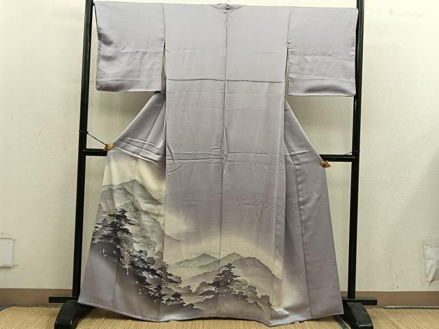 ■■■　サイズ　■■■ 身丈 162.5cm（肩から） 裄丈 67cm 袖丈 46cm　縫込み 5cm 袖幅 34cm 前幅 24.5cm 後幅 30cm 着物縫いこみ 内揚げ 0cm 裄 お袖側 約2cm　身頃側 約2cm ■■■　商品詳細　■■■ 【正絹・一つ紋】 状態は特に目立ったシミ汚れなどもなく大変良い状態です。 大変上質な逸品になります。 お安く出品致しますので、是非この機会にいかがでしょうか？ ■■■　注意事項　■■■ ■モニター発色の具合により色合いが異なる場合がございます。 ■寸法は多少の誤差が生じる場合がございますのでご了承ください。 ■縫込みの長さが左右非対称の場合は短い部分を記載しております。 左右非対称であってもご返品・お値引き等の保証は出来かねますので、ご了承の上ご購入をお願い致します。 ■シミ等のチェックには注意を払っておりますが、見落としがある場合もございますし、個人の見解も様々ですので神経質な方のご購入はお控えください。 ■箪笥に入っておりました着物や帯なので畳みシワや匂いがあるものもございます。 ■お休みは基本的に土日祝となりますが、その他臨時でお休みする場合がございますのでご了承ください。 ■商品の発送は平日のみの発送となります。 ■夜間と土曜、日曜日はお問い合わせの回答が遅れる場合がございます。 ■当店では、お直し、紋入れ、お手入れ等は承っておりません。 ■生地の状態（ヤケ、経年劣化等）によってはサイズ直しが出来ない場合がございます。 その点もどうかご了承のうえ、ご購入をお願いいたします。 ■弊社で取り扱う商品は一点ものにつき、時期や在庫状況に応じて金額が変更となる場合がございます。 ■検針は行っておりません。予めご了承いただきますようお願いいたします。 ■【洗える着物】と記載のある商品におきましては、商品お届け後に洗濯を行ってしまってからのご返品にはご対応しかねます。 念の為、専門店でのお手入れをお願いいたします。 ■写真に写っている物が全てになります。それ以外の付属品はございませんのでご了承ください。 ■状態に関する写真につきましては、掲載可能な写真枚数に限りがあるため、各箇所につき1枚参考画像を掲載しております。 ■着物のサイズ目安は下記を参考ください↓ ＜女性着物＞　お端折り次第で＋5cm　−1cmが着用可能サイズ 　例）身丈170cmの場合、身長160cm〜175cm ＜男性着物＞　身丈＋約25cm〜27cm程が適応身長 　例）身丈155cmの場合、身長180〜182cm