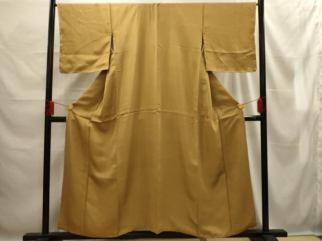 ■■■　サイズ　■■■ 身丈 152cm（肩から） 裄丈 66cm 袖丈 48cm　縫込み 3.5cm 袖幅 34cm 前幅 24cm 後幅 30.5cm 着物縫いこみ 内揚げ 0cm 裄 お袖側 約2cm　身頃側 約2.5cm ■■■　商品詳細　■■■ 【正絹・紋なし】 状態は画像を添付しておりますので、そちらをご確認下さいますよう宜しくお願い致します。 大変上質な逸品になります。 お安く出品致しますので、是非この機会にいかがでしょうか？ ■■■　注意事項　■■■ ■モニター発色の具合により色合いが異なる場合がございます。 ■寸法は多少の誤差が生じる場合がございますのでご了承ください。 ■縫込みの長さが左右非対称の場合は短い部分を記載しております。 左右非対称であってもご返品・お値引き等の保証は出来かねますので、ご了承の上ご購入をお願い致します。 ■シミ等のチェックには注意を払っておりますが、見落としがある場合もございますし、個人の見解も様々ですので神経質な方のご購入はお控えください。 ■箪笥に入っておりました着物や帯なので畳みシワや匂いがあるものもございます。 ■お休みは基本的に土日祝となりますが、その他臨時でお休みする場合がございますのでご了承ください。 ■商品の発送は平日のみの発送となります。 ■夜間と土曜、日曜日はお問い合わせの回答が遅れる場合がございます。 ■当店では、お直し、紋入れ、お手入れ等は承っておりません。 ■生地の状態（ヤケ、経年劣化等）によってはサイズ直しが出来ない場合がございます。 その点もどうかご了承のうえ、ご購入をお願いいたします。 ■弊社で取り扱う商品は一点ものにつき、時期や在庫状況に応じて金額が変更となる場合がございます。 ■検針は行っておりません。予めご了承いただきますようお願いいたします。 ■【洗える着物】と記載のある商品におきましては、商品お届け後に洗濯を行ってしまってからのご返品にはご対応しかねます。 念の為、専門店でのお手入れをお願いいたします。 ■着物のサイズ目安は下記を参考ください↓ ＜女性着物＞　お端折り次第で＋5cm　−1cmが着用可能サイズ 　例）身丈170cmの場合、身長160cm〜175cm ＜男性着物＞　身丈＋約25cm〜27cm程が適応身長 　例）身丈155cmの場合、身長180〜182cm