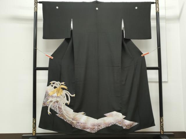 ■■■　サイズ　■■■ 身丈 151cm（肩から） 裄丈 63cm 袖丈 44cm　縫込み 9cm 袖幅 32cm 前幅 22cm 後幅 28cm 着物縫いこみ 内揚げ 2cm 裄 お袖側 約2cm　身頃側 約4cm ■■■　商品詳細　■■■ 【正絹・五つ紋】 状態は接写画像のように後身頃・衿山に薄い汚れがございますが その他特に目立ったシミ汚れなどもなく大変良い状態です。 大変上質な逸品になります。 お安く出品致しますので、是非この機会にいかがでしょうか？ ■■■　注意事項　■■■ ■モニター発色の具合により色合いが異なる場合がございます。 ■寸法は多少の誤差が生じる場合がございますのでご了承ください。 ■縫込みの長さが左右非対称の場合は短い部分を記載しております。 左右非対称であってもご返品・お値引き等の保証は出来かねますので、ご了承の上ご購入をお願い致します。 ■シミ等のチェックには注意を払っておりますが、見落としがある場合もございますし、個人の見解も様々ですので神経質な方のご購入はお控えください。 ■箪笥に入っておりました着物や帯なので畳みシワや匂いがあるものもございます。 ■お休みは基本的に土日祝となりますが、その他臨時でお休みする場合がございますのでご了承ください。 ■商品の発送は平日のみの発送となります。 ■夜間と土曜、日曜日はお問い合わせの回答が遅れる場合がございます。 ■当店では、お直し、紋入れ、お手入れ等は承っておりません。 ■生地の状態（ヤケ、経年劣化等）によってはサイズ直しが出来ない場合がございます。 その点もどうかご了承のうえ、ご購入をお願いいたします。 ■弊社で取り扱う商品は一点ものにつき、時期や在庫状況に応じて金額が変更となる場合がございます。 ■検針は行っておりません。予めご了承いただきますようお願いいたします。 ■【洗える着物】と記載のある商品におきましては、商品お届け後に洗濯を行ってしまってからのご返品にはご対応しかねます。 念の為、専門店でのお手入れをお願いいたします。 ■着物のサイズ目安は下記を参考ください↓ ＜女性着物＞　お端折り次第で＋5cm　−1cmが着用可能サイズ 　例）身丈170cmの場合、身長160cm〜175cm ＜男性着物＞　身丈＋約25cm〜27cm程が適応身長 　例）身丈155cmの場合、身長180〜182cm