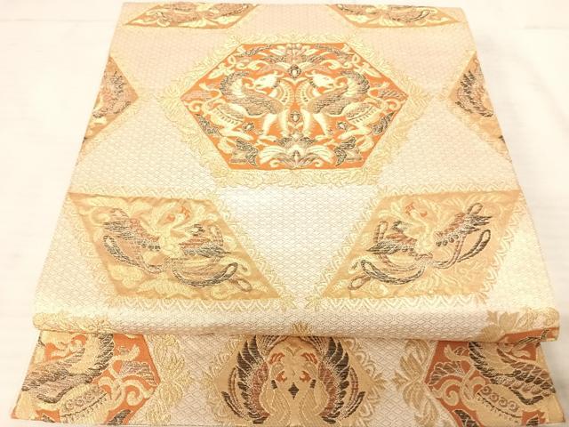 ■■■　サイズ　■■■ 長さ 412cm 幅 31cm程 ■■■　商品詳細　■■■ 【正絹・芯なし】 詳細に関しましては、画像をご確認ください。 大変上質な逸品になります。 お安く出品致しますので、是非この機会にいかがでしょうか？ ※汚れ等に関しましては、着用時には見えない部分になるかと思いますのであまり気にならずお召になれるかと思います。 ■■■　注意事項　■■■ ■モニター発色の具合により色合いが異なる場合がございます。 ■寸法は多少の誤差が生じる場合がございますのでご了承ください。 ■縫込みの長さが左右非対称の場合は短い部分を記載しております。 左右非対称であってもご返品・お値引き等の保証は出来かねますので、ご了承の上ご購入をお願い致します。 ■シミ等のチェックには注意を払っておりますが、見落としがある場合もございますし、個人の見解も様々ですので神経質な方のご購入はお控えください。 ■箪笥に入っておりました着物や帯なので畳みシワや匂いがあるものもございます。 ■お休みは基本的に土日祝となりますが、その他臨時でお休みする場合がございますのでご了承ください。 ■商品の発送は平日のみの発送となります。 ■夜間と土曜、日曜日はお問い合わせの回答が遅れる場合がございます。 ■当店では、お直し、紋入れ、お手入れ等は承っておりません。 ■生地の状態（ヤケ、経年劣化等）によってはサイズ直しが出来ない場合がございます。 その点もどうかご了承のうえ、ご購入をお願いいたします。 ■弊社で取り扱う商品は一点ものにつき、時期や在庫状況に応じて金額が変更となる場合がございます。 ■検針は行っておりません。予めご了承いただきますようお願いいたします。 ■【洗える着物】と記載のある商品におきましては、商品お届け後に洗濯を行ってしまってからのご返品にはご対応しかねます。 念の為、専門店でのお手入れをお願いいたします。 ■着物のサイズ目安は下記を参考ください↓ ＜女性着物＞　お端折り次第で＋5cm　−1cmが着用可能サイズ 　例）身丈170cmの場合、身長160cm〜175cm ＜男性着物＞　身丈＋約25cm〜27cm程が適応身長 　例）身丈155cmの場合、身長180〜182cm