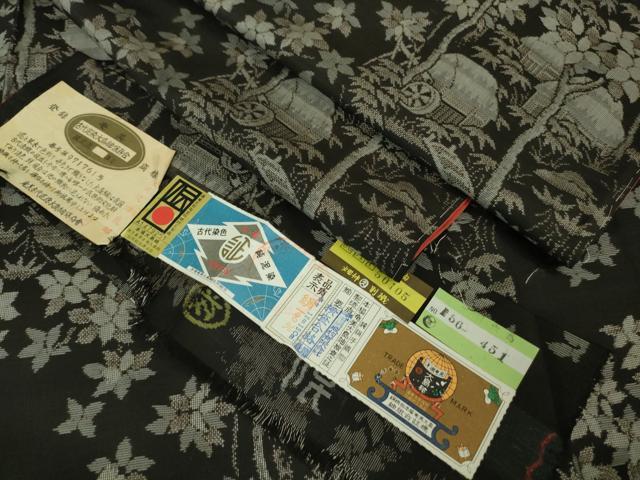 ■■■　サイズ　■■■ 身丈 159cm（肩から） 裄丈 65.5cm 袖丈 49cm 縫込み 3.5cm 袖幅 33.5cm 前幅 23cm 後幅 30cm 着物縫いこみ 内揚げ 2.5cm 裄 お袖側 約 4cm　身頃側 約 4cm ■■■　商品詳細　■■■ 【正絹・未使用】 状態は特に目立ったシミ汚れなどもなく大変良い状態です。 大変上質な極上の逸品になります。 お安く出品致しますので、是非この機会にいかがでしょうか？ ■■■　注意事項　■■■ ■モニター発色の具合により色合いが異なる場合がございます。 ■寸法は多少の誤差が生じる場合がございますのでご了承ください。 ■縫込みの長さが左右非対称の場合は短い部分を記載しております。 左右非対称であってもご返品・お値引き等の保証は出来かねますので、ご了承の上ご購入をお願い致します。 ■シミ等のチェックには注意を払っておりますが、見落としがある場合もございますし、個人の見解も様々ですので神経質な方のご購入はお控えください。 ■箪笥に入っておりました着物や帯なので畳みシワや匂いがあるものもございます。 ■お休みは基本的に土日祝となりますが、その他臨時でお休みする場合がございますのでご了承ください。 ■商品の発送は平日のみの発送となります。 ■夜間と土曜、日曜日はお問い合わせの回答が遅れる場合がございます。 ■当店では、お直し、紋入れ、お手入れ等は承っておりません。 ■生地の状態（ヤケ、経年劣化等）によってはサイズ直しが出来ない場合がございます。 その点もどうかご了承のうえ、ご購入をお願いいたします。 ■弊社で取り扱う商品は一点ものにつき、時期や在庫状況に応じて金額が変更となる場合がございます。 ■検針は行っておりません。予めご了承いただきますようお願いいたします。 ■【洗える着物】と記載のある商品におきましては、商品お届け後に洗濯を行ってしまってからのご返品にはご対応しかねます。 念の為、専門店でのお手入れをお願いいたします。 ■着物のサイズ目安は下記を参考ください↓ ＜女性着物＞　お端折り次第で＋5?　−10?が着用可能サイズ 　例）身丈170?の場合、身長160?〜175? ＜男性着物＞　身丈＋約25?〜27?程が適応身長 　例）身丈155?の場合、身長180〜182?