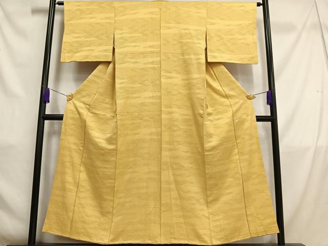 ■■■　サイズ　■■■ 身丈 152cm（肩から） 裄丈 62cm 袖丈 44cm　縫込み 6cm 袖幅 32cm 前幅 23cm 後幅 29cm 着物縫いこみ 内揚げ 3cm 裄 お袖側 約3cm　身頃側 約4cm ■■■　商品詳細　■■■ 【正絹・一つ紋】 状態は画像を添付しておりますので、そちらをご確認下さいますよう宜しくお願い致します。 大変上質な逸品になります。 お安く出品致しますので、是非この機会にいかがでしょうか？ ■■■　注意事項　■■■ ■モニター発色の具合により色合いが異なる場合がございます。 ■寸法は多少の誤差が生じる場合がございますのでご了承ください。 ■縫込みの長さが左右非対称の場合は短い部分を記載しております。 左右非対称であってもご返品・お値引き等の保証は出来かねますので、ご了承の上ご購入をお願い致します。 ■シミ等のチェックには注意を払っておりますが、見落としがある場合もございますし、個人の見解も様々ですので神経質な方のご購入はお控えください。 ■箪笥に入っておりました着物や帯なので畳みシワや匂いがあるものもございます。 ■お休みは基本的に土日祝となりますが、その他臨時でお休みする場合がございますのでご了承ください。 ■商品の発送は平日のみの発送となります。 ■夜間と土曜、日曜日はお問い合わせの回答が遅れる場合がございます。 ■当店では、お直し、紋入れ、お手入れ等は承っておりません。 ■生地の状態（ヤケ、経年劣化等）によってはサイズ直しが出来ない場合がございます。 その点もどうかご了承のうえ、ご購入をお願いいたします。 ■弊社で取り扱う商品は一点ものにつき、時期や在庫状況に応じて金額が変更となる場合がございます。 ■検針は行っておりません。予めご了承いただきますようお願いいたします。 ■【洗える着物】と記載のある商品におきましては、商品お届け後に洗濯を行ってしまってからのご返品にはご対応しかねます。 念の為、専門店でのお手入れをお願いいたします。 ■着物のサイズ目安は下記を参考ください↓ ＜女性着物＞　お端折り次第で＋5cm　−1cmが着用可能サイズ 　例）身丈170cmの場合、身長160cm〜175cm ＜男性着物＞　身丈＋約25cm〜27cm程が適応身長 　例）身丈155cmの場合、身長180〜182cm