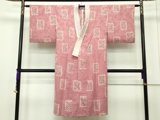 ■■■　サイズ　■■■ 身丈 127cm（肩から） 裄丈 63cm 袖丈 46cm 縫込み 3.5cm 袖幅 32cm 前幅 24.5cm 後幅 30.5cm 着物縫いこみ 内揚げ 0cm 裄 お袖側 約 3cm　身頃側 約 3.5cm ■■■　商品詳細　■■■ 【正絹】 状態は特に目立ったシミ汚れなどもなく大変良い状態です。 大変上質な逸品になります。 お安く出品致しますので、是非この機会にいかがでしょうか？ ■■■　注意事項　■■■ ■モニター発色の具合により色合いが異なる場合がございます。 ■寸法は多少の誤差が生じる場合がございますのでご了承ください。 ■縫込みの長さが左右非対称の場合は短い部分を記載しております。 左右非対称であってもご返品・お値引き等の保証は出来かねますので、ご了承の上ご購入をお願い致します。 ■シミ等のチェックには注意を払っておりますが、見落としがある場合もございますし、個人の見解も様々ですので神経質な方のご購入はお控えください。 ■箪笥に入っておりました着物や帯なので畳みシワや匂いがあるものもございます。 ■お休みは基本的に土日祝となりますが、その他臨時でお休みする場合がございますのでご了承ください。 ■商品の発送は平日のみの発送となります。 ■夜間と土曜、日曜日はお問い合わせの回答が遅れる場合がございます。 ■当店では、お直し、紋入れ、お手入れ等は承っておりません。 ■生地の状態（ヤケ、経年劣化等）によってはサイズ直しが出来ない場合がございます。 その点もどうかご了承のうえ、ご購入をお願いいたします。 ■弊社で取り扱う商品は一点ものにつき、時期や在庫状況に応じて金額が変更となる場合がございます。 ■検針は行っておりません。予めご了承いただきますようお願いいたします。 ■【洗える着物】と記載のある商品におきましては、商品お届け後に洗濯を行ってしまってからのご返品にはご対応しかねます。 念の為、専門店でのお手入れをお願いいたします。 ■着物のサイズ目安は下記を参考ください↓ ＜女性着物＞　お端折り次第で＋5?　−10?が着用可能サイズ 　例）身丈170?の場合、身長160?〜175? ＜男性着物＞　身丈＋約25?〜27?程が適応身長 　例）身丈155?の場合、身長180〜182?