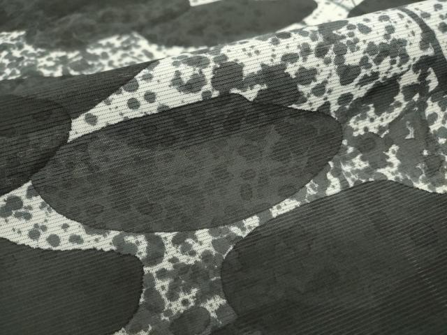 ■■■　サイズ　■■■ 身丈 162.5cm（肩から） 裄丈 63.5cm 袖丈 49.5cm　縫込み 3cm 袖幅 32cm 前幅 24.5cm 後幅 30.5cm 着物縫いこみ 内揚げ 2cm 裄 お袖側 約2cm　身頃側 約1cm ■■■　商品詳細　■■■ 【正絹】 状態は接写画像のように上前に薄い汚れがございますが その他特に目立ったシミ汚れなどもなく大変良い状態です。 大変上質な逸品になります。 お安く出品致しますので、是非この機会にいかがでしょうか？ ■■■　注意事項　■■■ ■モニター発色の具合により色合いが異なる場合がございます。 ■寸法は多少の誤差が生じる場合がございますのでご了承ください。 ■シミ等のチェックには注意を払っておりますが、見落としがある場合もございますし、個人の見解も様々ですので神経質な方のご購入はお控えください。 ■箪笥に入っておりました着物や帯なので畳みシワや匂いがあるものもございます。 ■お休みは基本的に土日祝となりますが、その他臨時でお休みする場合がございますのでご了承ください。 ■商品の発送は平日のみの発送となります。 ■夜間と土曜、日曜日はお問い合わせの回答が遅れる場合がございます。 ■当店では、お直し、紋入れ、お手入れ等は承っておりません。 ■生地の状態（ヤケ、経年劣化等）によってはサイズ直しが出来ない場合がございます。 その点もどうかご了承のうえ、ご購入をお願いいたします。 ■着物のサイズ目安は下記を参考ください↓ ＜女性着物＞　身長-10cm+5cmが着用可能サイズ(お端折り次第) 　例）身長160cmの方→着物身丈150cm〜165cm ＜男性着物＞　身長-27cm ±5cmが着用可能サイズ 　例）身長170cmの方→着物身丈138cm〜148cm