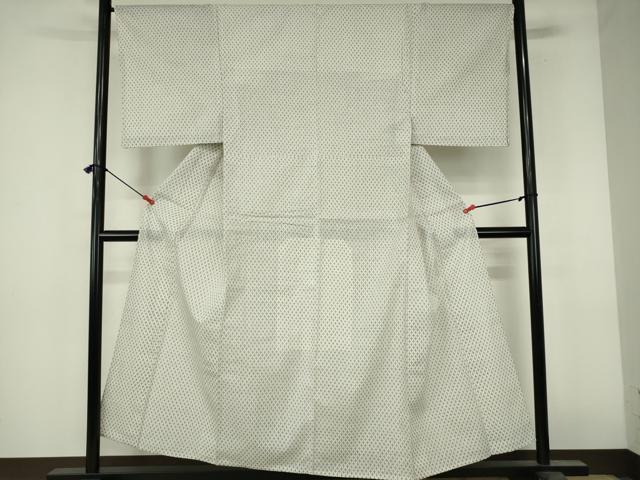 ■■■　サイズ　■■■ 身丈 153.5cm（肩から） 裄丈 68cm 袖丈 50.5cm　縫込み 3.5cm 袖幅 34cm 前幅 26cm 後幅 30cm 着物縫いこみ 内揚げ 3cm 裄 お袖側 約2cm　身頃側 約1cm ■■■　商品詳細　■■■ 【綿麻】 状態は接写画像のように衿に薄い汚れがございますが その他特に目立ったシミ汚れなどもなく大変良い状態です。 大変上質な逸品になります。 お安く出品致しますので、是非この機会にいかがでしょうか？ ■■■　注意事項　■■■ ■モニター発色の具合により色合いが異なる場合がございます。 ■寸法は多少の誤差が生じる場合がございますのでご了承ください。 ■縫込みの長さが左右非対称の場合は短い部分を記載しております。 左右非対称であってもご返品・お値引き等の保証は出来かねますので、ご了承の上ご購入をお願い致します。 ■シミ等のチェックには注意を払っておりますが、見落としがある場合もございますし、個人の見解も様々ですので神経質な方のご購入はお控えください。 ■箪笥に入っておりました着物や帯なので畳みシワや匂いがあるものもございます。 ■お休みは基本的に土日祝となりますが、その他臨時でお休みする場合がございますのでご了承ください。 ■商品の発送は平日のみの発送となります。 ■夜間と土曜、日曜日はお問い合わせの回答が遅れる場合がございます。 ■当店では、お直し、紋入れ、お手入れ等は承っておりません。 ■生地の状態（ヤケ、経年劣化等）によってはサイズ直しが出来ない場合がございます。 その点もどうかご了承のうえ、ご購入をお願いいたします。 ■弊社で取り扱う商品は一点ものにつき、時期や在庫状況に応じて金額が変更となる場合がございます。 ■検針は行っておりません。予めご了承いただきますようお願いいたします。 ■【洗える着物】と記載のある商品におきましては、商品お届け後に洗濯を行ってしまってからのご返品にはご対応しかねます。 念の為、専門店でのお手入れをお願いいたします。 ■写真に写っている物が全てになります。それ以外の付属品はございませんのでご了承ください。 ■状態に関する写真につきましては、掲載可能な写真枚数に限りがあるため、各箇所につき1枚参考画像を掲載しております。 ■着物のサイズ目安は下記を参考ください↓ ＜女性着物＞　お端折り次第で＋5cm　−1cmが着用可能サイズ 　例）身丈170cmの場合、身長160cm〜175cm ＜男性着物＞　身丈＋約25cm〜27cm程が適応身長 　例）身丈155cmの場合、身長180〜182cm