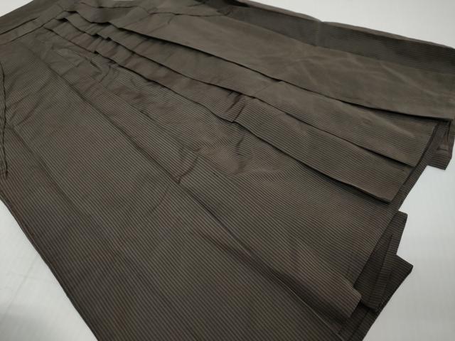■■■　サイズ　■■■ 紐下丈　約79.5cm ■■■　商品詳細　■■■ 【正絹】 状態は接写画像のように後ろ幅・一のひだ・三のひだに薄い汚れがございますが その他特に目立ったシミ汚れなどもなく大変良い状態です。 大変上質な逸品になります。 お安く出品致しますので、是非この機会にいかがでしょうか？ ■■■　注意事項　■■■ ■モニター発色の具合により色合いが異なる場合がございます。 ■寸法は多少の誤差が生じる場合がございますのでご了承ください。 ■縫込みの長さが左右非対称の場合は短い部分を記載しております。 左右非対称であってもご返品・お値引き等の保証は出来かねますので、ご了承の上ご購入をお願い致します。 ■シミ等のチェックには注意を払っておりますが、見落としがある場合もございますし、個人の見解も様々ですので神経質な方のご購入はお控えください。 ■箪笥に入っておりました着物や帯なので畳みシワや匂いがあるものもございます。 ■お休みは基本的に土日祝となりますが、その他臨時でお休みする場合がございますのでご了承ください。 ■商品の発送は平日のみの発送となります。 ■夜間と土曜、日曜日はお問い合わせの回答が遅れる場合がございます。 ■当店では、お直し、紋入れ、お手入れ等は承っておりません。 ■生地の状態（ヤケ、経年劣化等）によってはサイズ直しが出来ない場合がございます。 その点もどうかご了承のうえ、ご購入をお願いいたします。 ■弊社で取り扱う商品は一点ものにつき、時期や在庫状況に応じて金額が変更となる場合がございます。 ■検針は行っておりません。予めご了承いただきますようお願いいたします。 ■【洗える着物】と記載のある商品におきましては、商品お届け後に洗濯を行ってしまってからのご返品にはご対応しかねます。 念の為、専門店でのお手入れをお願いいたします。 ■写真に写っている物が全てになります。それ以外の付属品はございませんのでご了承ください。 ■状態に関する写真につきましては、掲載可能な写真枚数に限りがあるため、各箇所につき1枚参考画像を掲載しております。 ■着物のサイズ目安は下記を参考ください↓ ＜女性着物＞　お端折り次第で＋5cm　−1cmが着用可能サイズ 　例）身丈170cmの場合、身長160cm〜175cm ＜男性着物＞　身丈＋約25cm〜27cm程が適応身長 　例）身丈155cmの場合、身長180〜182cm