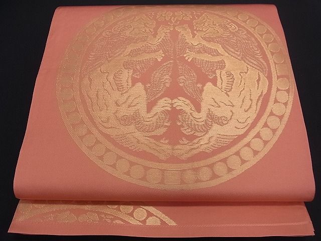 ■■■　サイズ　■■■ 長さ 432cm 幅 30.5cm程 ■■■　商品詳細　■■■ 【正絹・関西仕立て】 状態は締めてはおりますが 特に目立ったシミ汚れなどもなく大変良い状態です。 大変上質な逸品になります。 お安く出品致しますので、是非この機会にいかがでしょうか？ ※若干着用シワがございます。 ■■■　注意事項　■■■ ■モニター発色の具合により色合いが異なる場合がございます。 ■寸法は多少の誤差が生じる場合がございますのでご了承ください。 ■縫込みの長さが左右非対称の場合は短い部分を記載しております。 左右非対称であってもご返品・お値引き等の保証は出来かねますので、ご了承の上ご購入をお願い致します。 ■シミ等のチェックには注意を払っておりますが、見落としがある場合もございますし、個人の見解も様々ですので神経質な方のご購入はお控えください。 ■箪笥に入っておりました着物や帯なので畳みシワや匂いがあるものもございます。 ■お休みは基本的に土日祝となりますが、その他臨時でお休みする場合がございますのでご了承ください。 ■商品の発送は平日のみの発送となります。 ■夜間と土曜、日曜日はお問い合わせの回答が遅れる場合がございます。 ■当店では、お直し、紋入れ、お手入れ等は承っておりません。 ■生地の状態（ヤケ、経年劣化等）によってはサイズ直しが出来ない場合がございます。 その点もどうかご了承のうえ、ご購入をお願いいたします。 ■弊社で取り扱う商品は一点ものにつき、時期や在庫状況に応じて金額が変更となる場合がございます。 ■検針は行っておりません。予めご了承いただきますようお願いいたします。 ■【洗える着物】と記載のある商品におきましては、商品お届け後に洗濯を行ってしまってからのご返品にはご対応しかねます。 念の為、専門店でのお手入れをお願いいたします。 ■着物のサイズ目安は下記を参考ください↓ ＜女性着物＞　お端折り次第で＋5cm　−1cmが着用可能サイズ 　例）身丈170cmの場合、身長160cm〜175cm ＜男性着物＞　身丈＋約25cm〜27cm程が適応身長 　例）身丈155cmの場合、身長180〜182cm