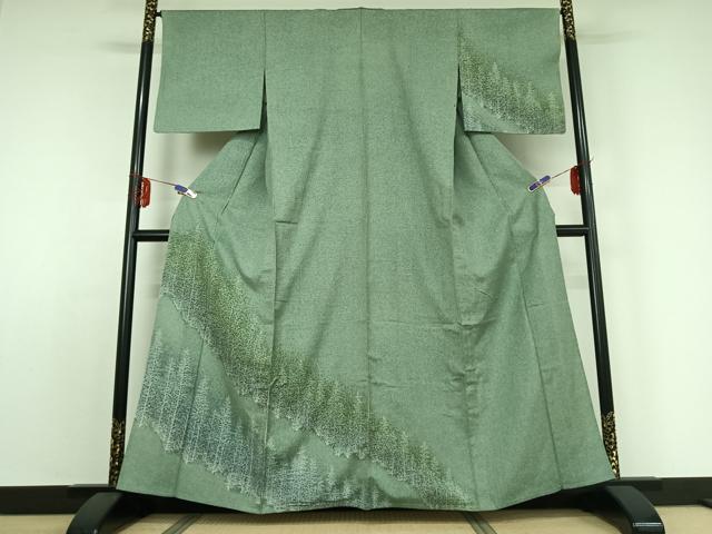 ■■■　サイズ　■■■ 身丈 156cm（肩から） 裄丈 66cm 袖丈 46cm　縫込み 5cm 袖幅 33cm 前幅 25cm 後幅 31cm 着物縫いこみ 内揚げ 3cm 裄 お袖側 約1cm　身頃側 約1cm ■■■　商品詳細　■■■ 【正絹】 状態は接写画像のように衿山・衿裏に薄い汚れがございますが その他特に目立ったシミ汚れなどもなく大変良い状態です。 大変上質な逸品になります。 お安く出品致しますので、是非この機会にいかがでしょうか？ ■■■　注意事項　■■■ ■モニター発色の具合により色合いが異なる場合がございます。 ■寸法は多少の誤差が生じる場合がございますのでご了承ください。 ■縫込みの長さが左右非対称の場合は短い部分を記載しております。 左右非対称であってもご返品・お値引き等の保証は出来かねますので、ご了承の上ご購入をお願い致します。 ■シミ等のチェックには注意を払っておりますが、見落としがある場合もございますし、個人の見解も様々ですので神経質な方のご購入はお控えください。 ■箪笥に入っておりました着物や帯なので畳みシワや匂いがあるものもございます。 ■お休みは基本的に土日祝となりますが、その他臨時でお休みする場合がございますのでご了承ください。 ■商品の発送は平日のみの発送となります。 ■夜間と土曜、日曜日はお問い合わせの回答が遅れる場合がございます。 ■当店では、お直し、紋入れ、お手入れ等は承っておりません。 ■生地の状態（ヤケ、経年劣化等）によってはサイズ直しが出来ない場合がございます。 その点もどうかご了承のうえ、ご購入をお願いいたします。 ■弊社で取り扱う商品は一点ものにつき、時期や在庫状況に応じて金額が変更となる場合がございます。 ■検針は行っておりません。予めご了承いただきますようお願いいたします。 ■【洗える着物】と記載のある商品におきましては、商品お届け後に洗濯を行ってしまってからのご返品にはご対応しかねます。 念の為、専門店でのお手入れをお願いいたします。 ■着物のサイズ目安は下記を参考ください↓ ＜女性着物＞　お端折り次第で＋5cm　−1cmが着用可能サイズ 　例）身丈170cmの場合、身長160cm〜175cm ＜男性着物＞　身丈＋約25cm〜27cm程が適応身長 　例）身丈155cmの場合、身長180〜182cm