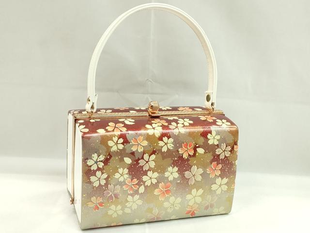 ■■■　サイズ　■■■ 横　　　18cm 縦　　　10.5cm　取っ手込み　22.5cm 奥行き　10cm ■■■　商品詳細　■■■ 状態は参考画像のように、側面に薄い汚れ・小さな傷 持ち手に剥がれ、内側に薄い汚れがございますが、 その他特に目立ったシミ汚れなどもなく大変良い状態です。 大変上質な逸品になります。 お安く出品致しますので、是非この機会にいかがでしょうか？ ■■■　注意事項　■■■ ■モニター発色の具合により色合いが異なる場合がございます。 ■寸法は多少の誤差が生じる場合がございますのでご了承ください。 ■縫込みの長さが左右非対称の場合は短い部分を記載しております。 左右非対称であってもご返品・お値引き等の保証は出来かねますので、ご了承の上ご購入をお願い致します。 ■シミ等のチェックには注意を払っておりますが、見落としがある場合もございますし、個人の見解も様々ですので神経質な方のご購入はお控えください。 ■箪笥に入っておりました着物や帯なので畳みシワや匂いがあるものもございます。 ■お休みは基本的に土日祝となりますが、その他臨時でお休みする場合がございますのでご了承ください。 ■商品の発送は平日のみの発送となります。 ■夜間と土曜、日曜日はお問い合わせの回答が遅れる場合がございます。 ■当店では、お直し、紋入れ、お手入れ等は承っておりません。 ■生地の状態（ヤケ、経年劣化等）によってはサイズ直しが出来ない場合がございます。 その点もどうかご了承のうえ、ご購入をお願いいたします。 ■弊社で取り扱う商品は一点ものにつき、時期や在庫状況に応じて金額が変更となる場合がございます。 ■検針は行っておりません。予めご了承いただきますようお願いいたします。 ■【洗える着物】と記載のある商品におきましては、商品お届け後に洗濯を行ってしまってからのご返品にはご対応しかねます。 念の為、専門店でのお手入れをお願いいたします。 ■写真に写っている物が全てになります。それ以外の付属品はございませんのでご了承ください。 ■状態に関する写真につきましては、掲載可能な写真枚数に限りがあるため、各箇所につき1枚参考画像を掲載しております。 ■着物のサイズ目安は下記を参考ください↓ ＜女性着物＞　お端折り次第で＋5cm　－1cmが着用可能サイズ 　例）身丈170cmの場合、身長160cm～175cm ＜男性着物＞　身丈＋約25cm～27cm程が適応身長 　例）身丈155cmの場合、身長180～182cm