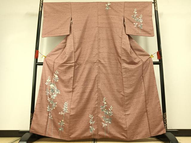 ■■■　サイズ　■■■ 身丈 162.5cm（肩から） 裄丈 67cm 袖丈 48cm　縫込み 6cm 袖幅 33.5cm 前幅 25.5cm 後幅 31cm 着物縫いこみ 内揚げ 2cm 裄 お袖側 約2cm　身頃側 約2cm ■■■　商品詳細　■■■ 【正絹・一つ紋】 状態は接写画像のように衿裏に薄い汚れがございますが その他特に目立ったシミ汚れなどもなく大変良い状態です。 大変上質な逸品になります。 お安く出品致しますので、是非この機会にいかがでしょうか？ ■■■　注意事項　■■■ ■モニター発色の具合により色合いが異なる場合がございます。 ■寸法は多少の誤差が生じる場合がございますのでご了承ください。 ■縫込みの長さが左右非対称の場合は短い部分を記載しております。 左右非対称であってもご返品・お値引き等の保証は出来かねますので、ご了承の上ご購入をお願い致します。 ■シミ等のチェックには注意を払っておりますが、見落としがある場合もございますし、個人の見解も様々ですので神経質な方のご購入はお控えください。 ■箪笥に入っておりました着物や帯なので畳みシワや匂いがあるものもございます。 ■お休みは基本的に土日祝となりますが、その他臨時でお休みする場合がございますのでご了承ください。 ■商品の発送は平日のみの発送となります。 ■夜間と土曜、日曜日はお問い合わせの回答が遅れる場合がございます。 ■当店では、お直し、紋入れ、お手入れ等は承っておりません。 ■生地の状態（ヤケ、経年劣化等）によってはサイズ直しが出来ない場合がございます。 その点もどうかご了承のうえ、ご購入をお願いいたします。 ■弊社で取り扱う商品は一点ものにつき、時期や在庫状況に応じて金額が変更となる場合がございます。 ■検針は行っておりません。予めご了承いただきますようお願いいたします。 ■【洗える着物】と記載のある商品におきましては、商品お届け後に洗濯を行ってしまってからのご返品にはご対応しかねます。 念の為、専門店でのお手入れをお願いいたします。 ■着物のサイズ目安は下記を参考ください↓ ＜女性着物＞　お端折り次第で＋5cm　−1cmが着用可能サイズ 　例）身丈170cmの場合、身長160cm〜175cm ＜男性着物＞　身丈＋約25cm〜27cm程が適応身長 　例）身丈155cmの場合、身長180〜182cm