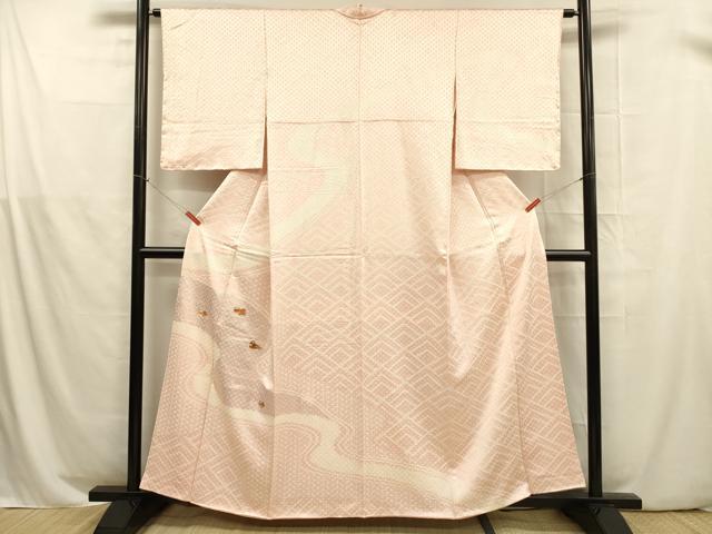 ■■■　サイズ　■■■ 身丈 158.5cm（肩から） 裄丈 62.5cm 袖丈 51.5cm　縫込み 2cm 袖幅 32cm 前幅 24.5cm 後幅 28.5cm 着物縫いこみ 内揚げ 1cm 裄 お袖側 約2cm　身頃側 約6.5cm ■■■　商品詳細　■■■ 【正絹】 状態は画像を添付しておりますので、そちらをご確認下さいますよう宜しくお願い致します。 大変上質な逸品になります。 お安く出品致しますので、是非この機会にいかがでしょうか？ ■■■　注意事項　■■■ ■モニター発色の具合により色合いが異なる場合がございます。 ■寸法は多少の誤差が生じる場合がございますのでご了承ください。 ■縫込みの長さが左右非対称の場合は短い部分を記載しております。 左右非対称であってもご返品・お値引き等の保証は出来かねますので、ご了承の上ご購入をお願い致します。 ■シミ等のチェックには注意を払っておりますが、見落としがある場合もございますし、個人の見解も様々ですので神経質な方のご購入はお控えください。 ■箪笥に入っておりました着物や帯なので畳みシワや匂いがあるものもございます。 ■お休みは基本的に土日祝となりますが、その他臨時でお休みする場合がございますのでご了承ください。 ■商品の発送は平日のみの発送となります。 ■夜間と土曜、日曜日はお問い合わせの回答が遅れる場合がございます。 ■当店では、お直し、紋入れ、お手入れ等は承っておりません。 ■生地の状態（ヤケ、経年劣化等）によってはサイズ直しが出来ない場合がございます。 その点もどうかご了承のうえ、ご購入をお願いいたします。 ■弊社で取り扱う商品は一点ものにつき、時期や在庫状況に応じて金額が変更となる場合がございます。 ■検針は行っておりません。予めご了承いただきますようお願いいたします。 ■【洗える着物】と記載のある商品におきましては、商品お届け後に洗濯を行ってしまってからのご返品にはご対応しかねます。 念の為、専門店でのお手入れをお願いいたします。 ■着物のサイズ目安は下記を参考ください↓ ＜女性着物＞　お端折り次第で＋5cm　−1cmが着用可能サイズ 　例）身丈170cmの場合、身長160cm〜175cm ＜男性着物＞　身丈＋約25cm〜27cm程が適応身長 　例）身丈155cmの場合、身長180〜182cm