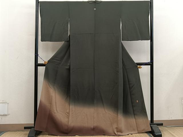 ■■■　サイズ　■■■ 身丈 165cm（肩から） 裄丈 67.5cm 袖丈 49.5cm　縫込み 5.5cm 袖幅 34.5cm 前幅 27cm 後幅 30.5cm 着物縫いこみ 内揚げ 2cm 裄 お袖側 約2.5cm　身頃側 約3.5cm ■■■　商品詳細　■■■ 【正絹・一つ紋】 状態は画像を添付しておりますので、そちらをご確認下さいますよう宜しくお願い致します。 大変上質な逸品になります。 お安く出品致しますので、是非この機会にいかがでしょうか？ ■■■　注意事項　■■■ ■モニター発色の具合により色合いが異なる場合がございます。 ■寸法は多少の誤差が生じる場合がございますのでご了承ください。 ■縫込みの長さが左右非対称の場合は短い部分を記載しております。 左右非対称であってもご返品・お値引き等の保証は出来かねますので、ご了承の上ご購入をお願い致します。 ■シミ等のチェックには注意を払っておりますが、見落としがある場合もございますし、個人の見解も様々ですので神経質な方のご購入はお控えください。 ■箪笥に入っておりました着物や帯なので畳みシワや匂いがあるものもございます。 ■お休みは基本的に土日祝となりますが、その他臨時でお休みする場合がございますのでご了承ください。 ■商品の発送は平日のみの発送となります。 ■夜間と土曜、日曜日はお問い合わせの回答が遅れる場合がございます。 ■当店では、お直し、紋入れ、お手入れ等は承っておりません。 ■生地の状態（ヤケ、経年劣化等）によってはサイズ直しが出来ない場合がございます。 その点もどうかご了承のうえ、ご購入をお願いいたします。 ■弊社で取り扱う商品は一点ものにつき、時期や在庫状況に応じて金額が変更となる場合がございます。 ■検針は行っておりません。予めご了承いただきますようお願いいたします。 ■【洗える着物】と記載のある商品におきましては、商品お届け後に洗濯を行ってしまってからのご返品にはご対応しかねます。 念の為、専門店でのお手入れをお願いいたします。 ■写真に写っている物が全てになります。それ以外の付属品はございませんのでご了承ください。 ■状態に関する写真につきましては、掲載可能な写真枚数に限りがあるため、各箇所につき1枚参考画像を掲載しております。 ■着物のサイズ目安は下記を参考ください↓ ＜女性着物＞　お端折り次第で＋5cm　−1cmが着用可能サイズ 　例）身丈170cmの場合、身長160cm〜175cm ＜男性着物＞　身丈＋約25cm〜27cm程が適応身長 　例）身丈155cmの場合、身長180〜182cm